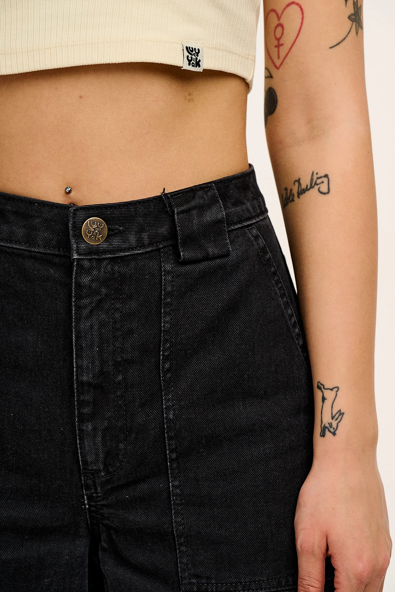 Delores - Wide Leg Denim Jeans in Washed Black - Image 4