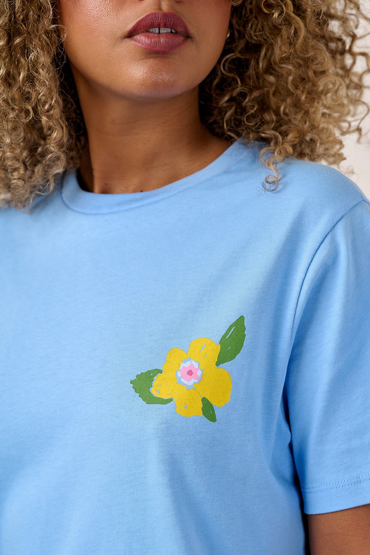 Denver - Cotton T-Shirt in Blue Bloomin' Flowers Print - Image 3