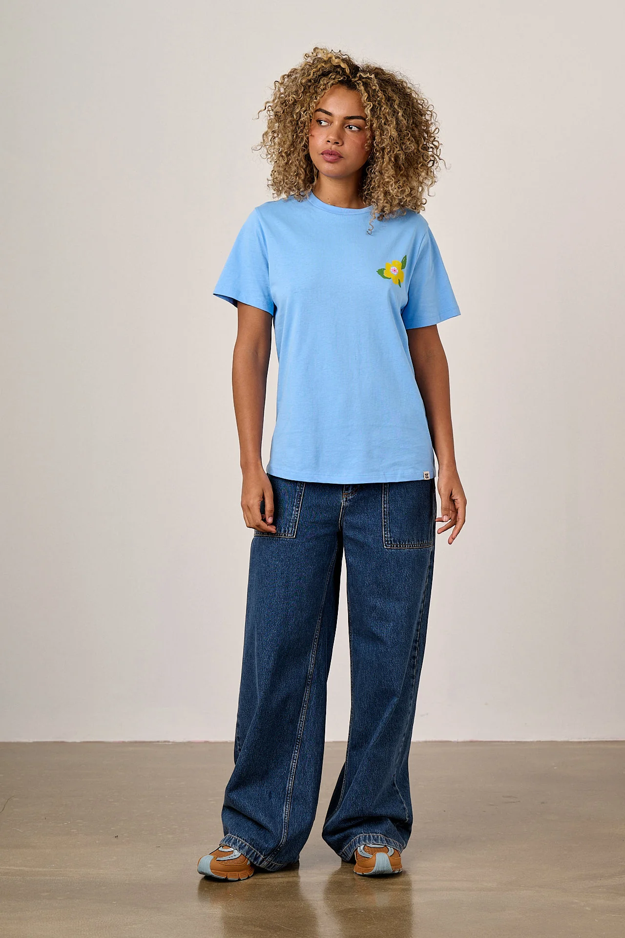 Denver - Cotton T-Shirt in Blue Bloomin' Flowers Print - Image 4
