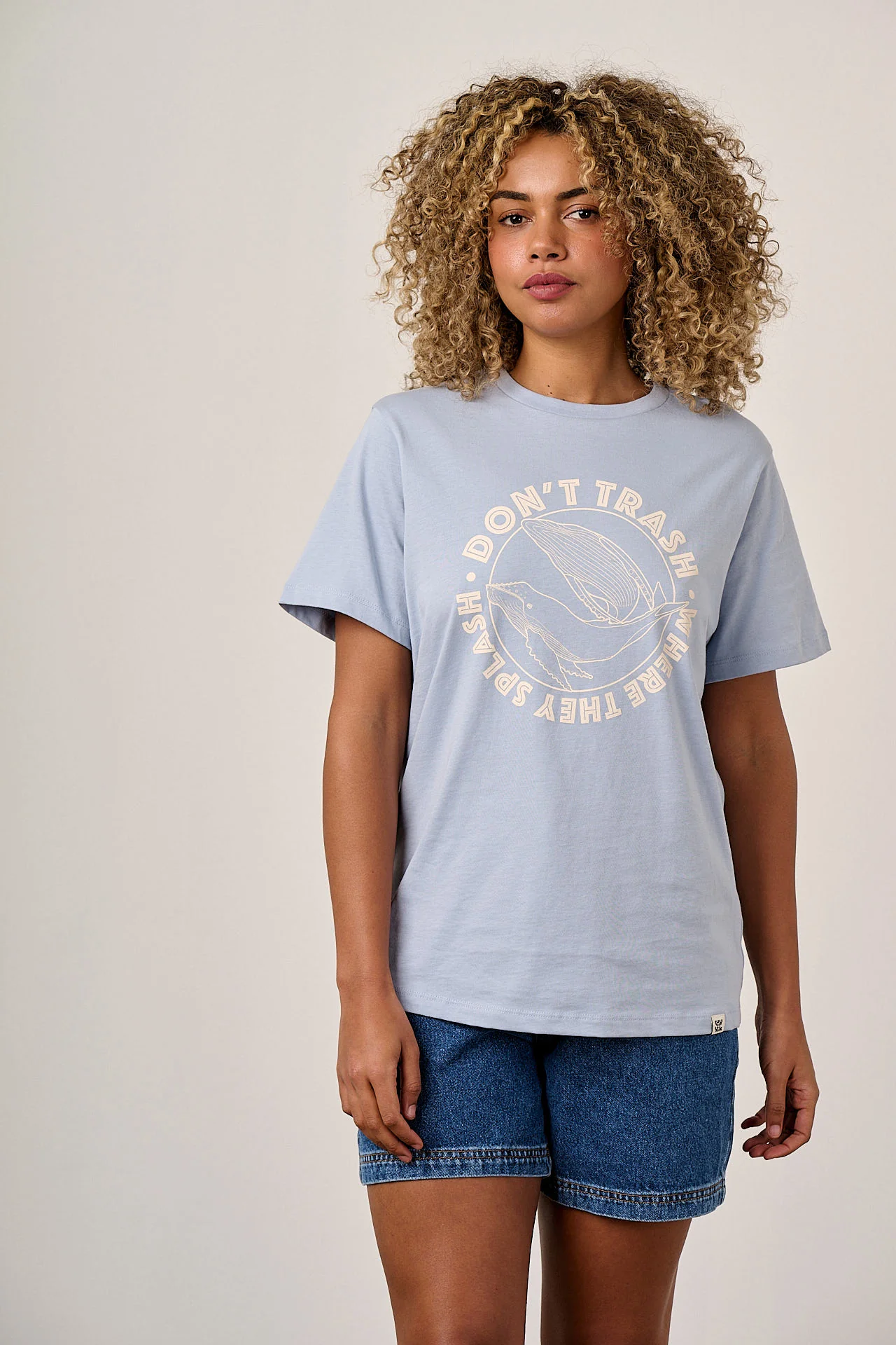 Denver - Cotton T-Shirt in Blue Whale Splash Print - Image 4