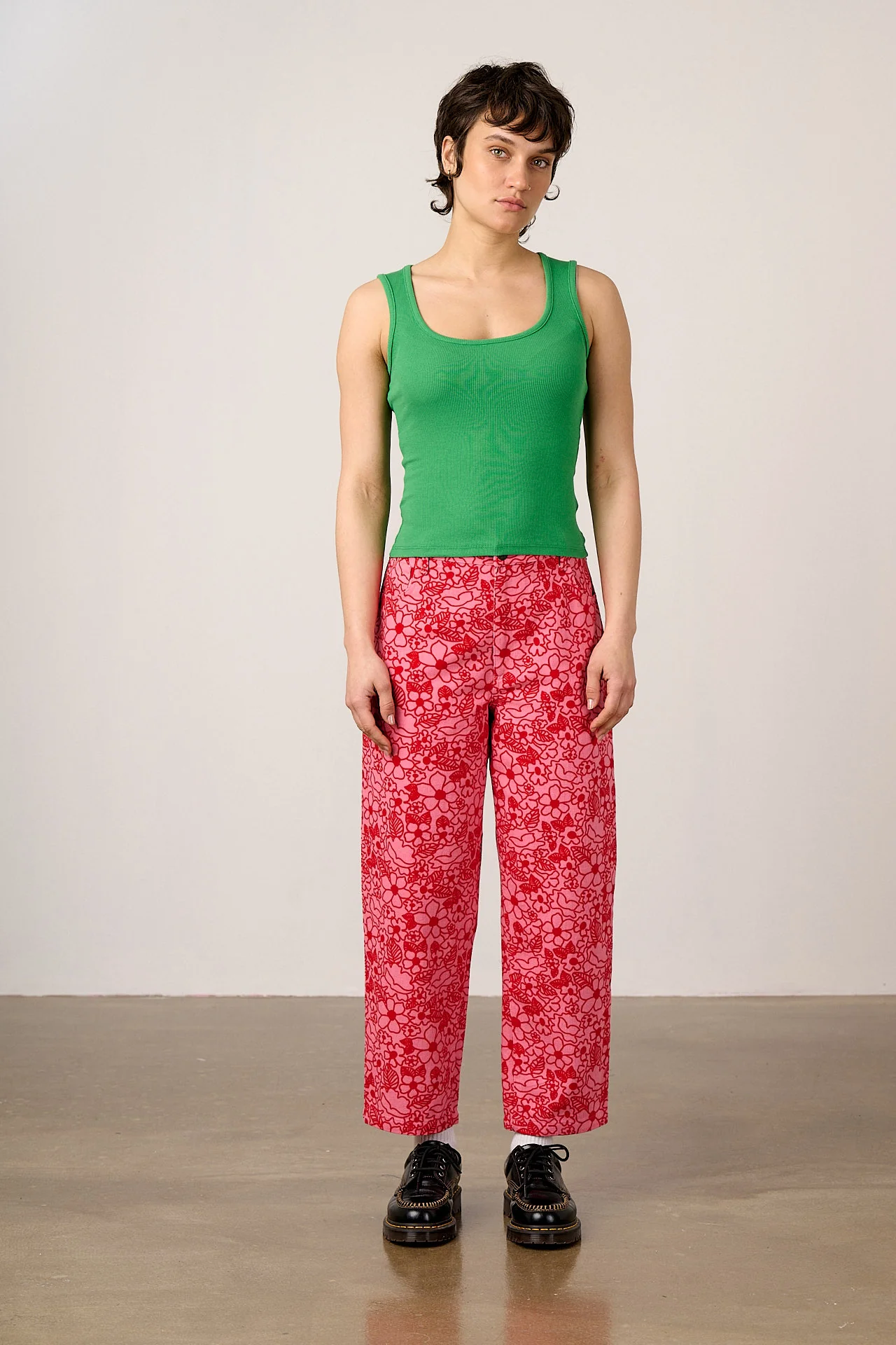 Drew - Cropped Straight Leg Cotton Trousers in Red & Pink Kahlo Bloom - Image 4