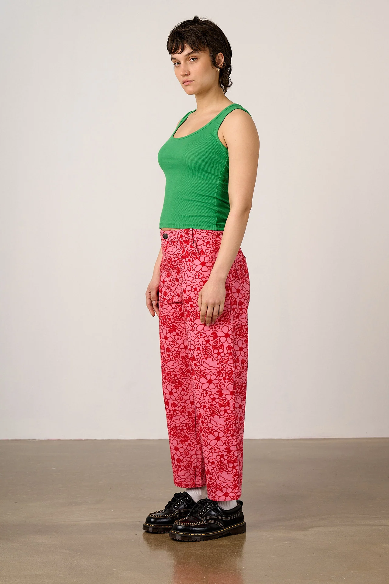 Drew - Cropped Straight Leg Cotton Trousers in Red & Pink Kahlo Bloom - Image 5