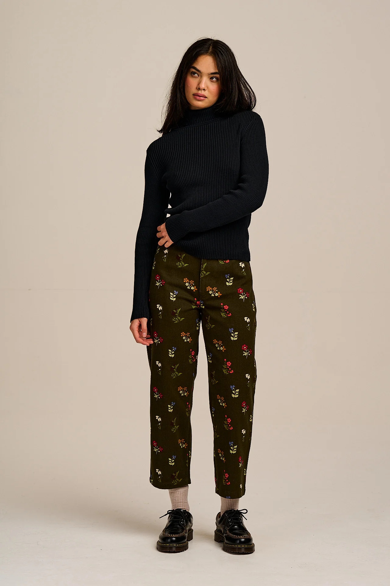 Drew - Cropped Straight Leg Cotton Trousers in Winter Blooms - Image 11