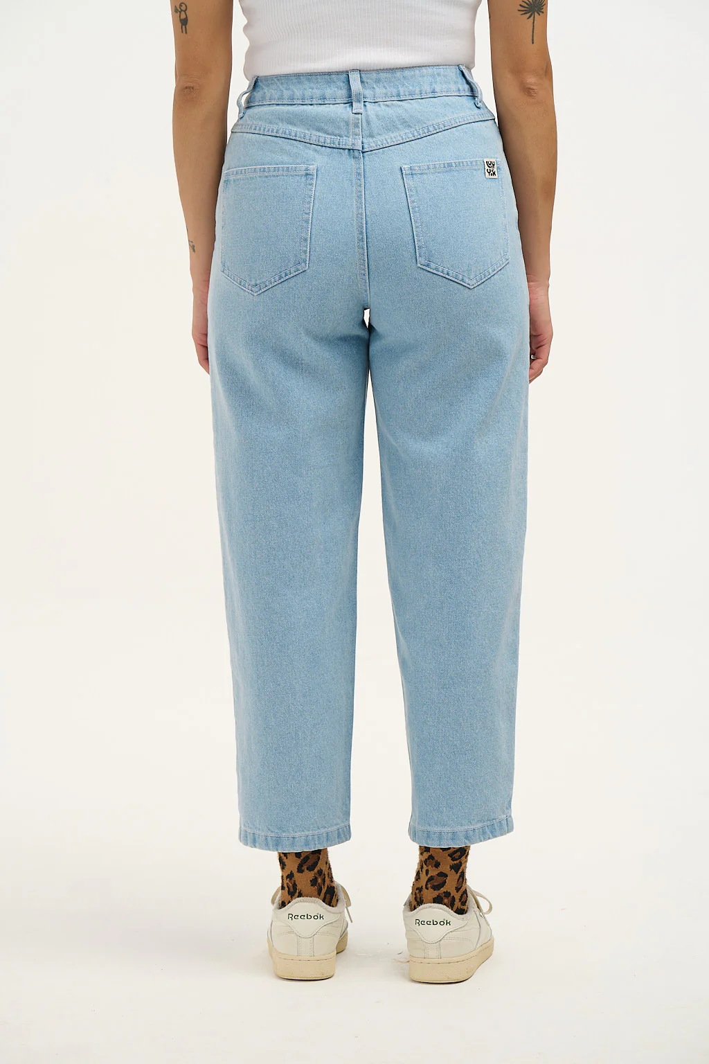 Drew - Cropped Straight Leg Denim Jeans in Light Wash Blue - Image 15