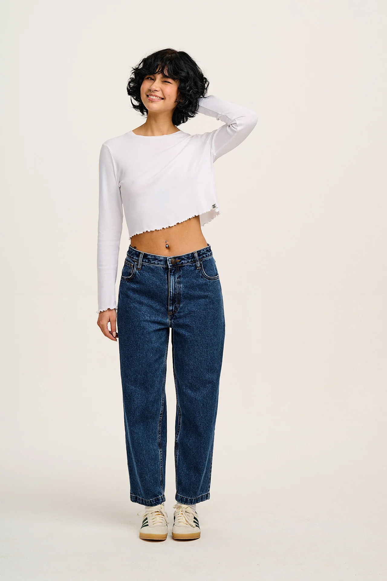 Drew - Cropped Straight Leg Denim Jeans in Mid Wash Blue - Image 3