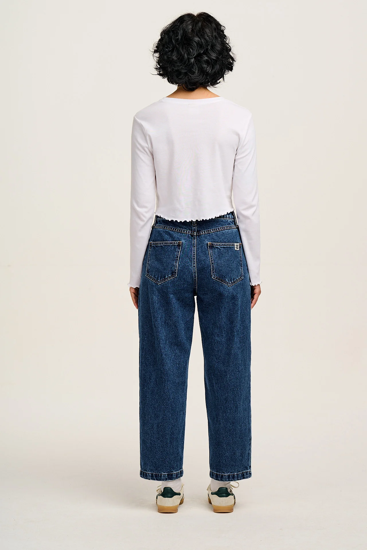 Drew - Cropped Straight Leg Denim Jeans in Mid Wash Blue - Image 5