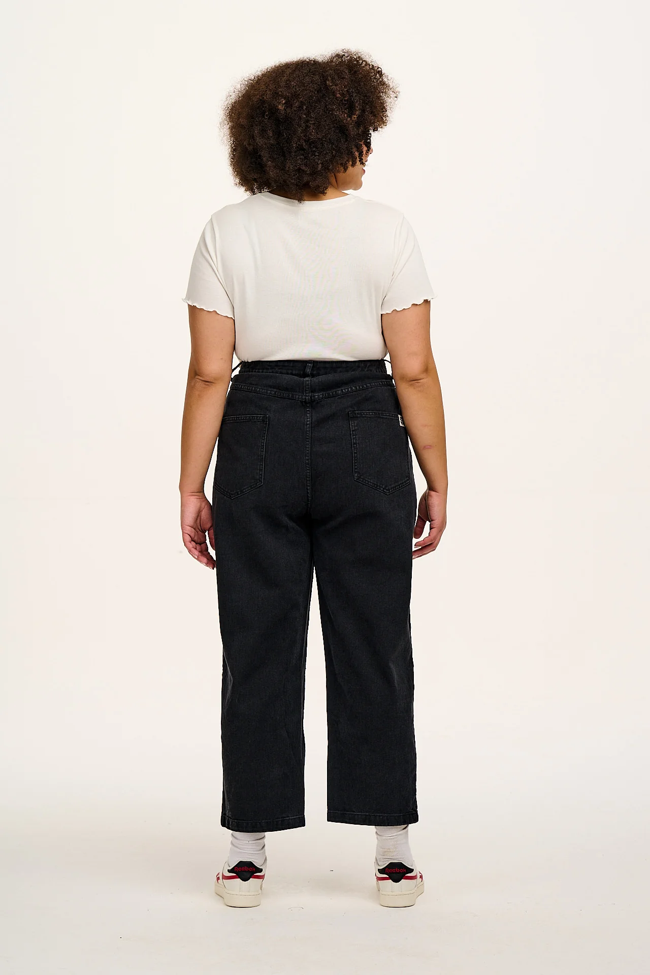 Drew - Cropped Straight Leg Denim Jeans in Washed Black - Image 10