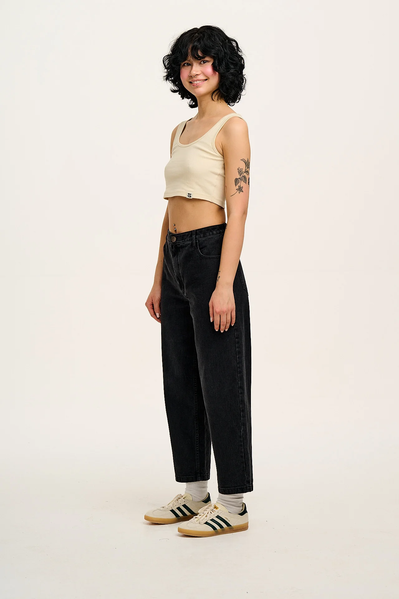 Drew - Cropped Straight Leg Denim Jeans in Washed Black - Image 5