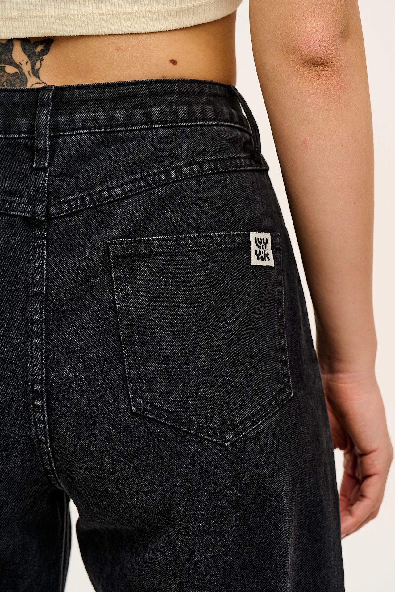 Drew - Cropped Straight Leg Denim Jeans in Washed Black - Image 7