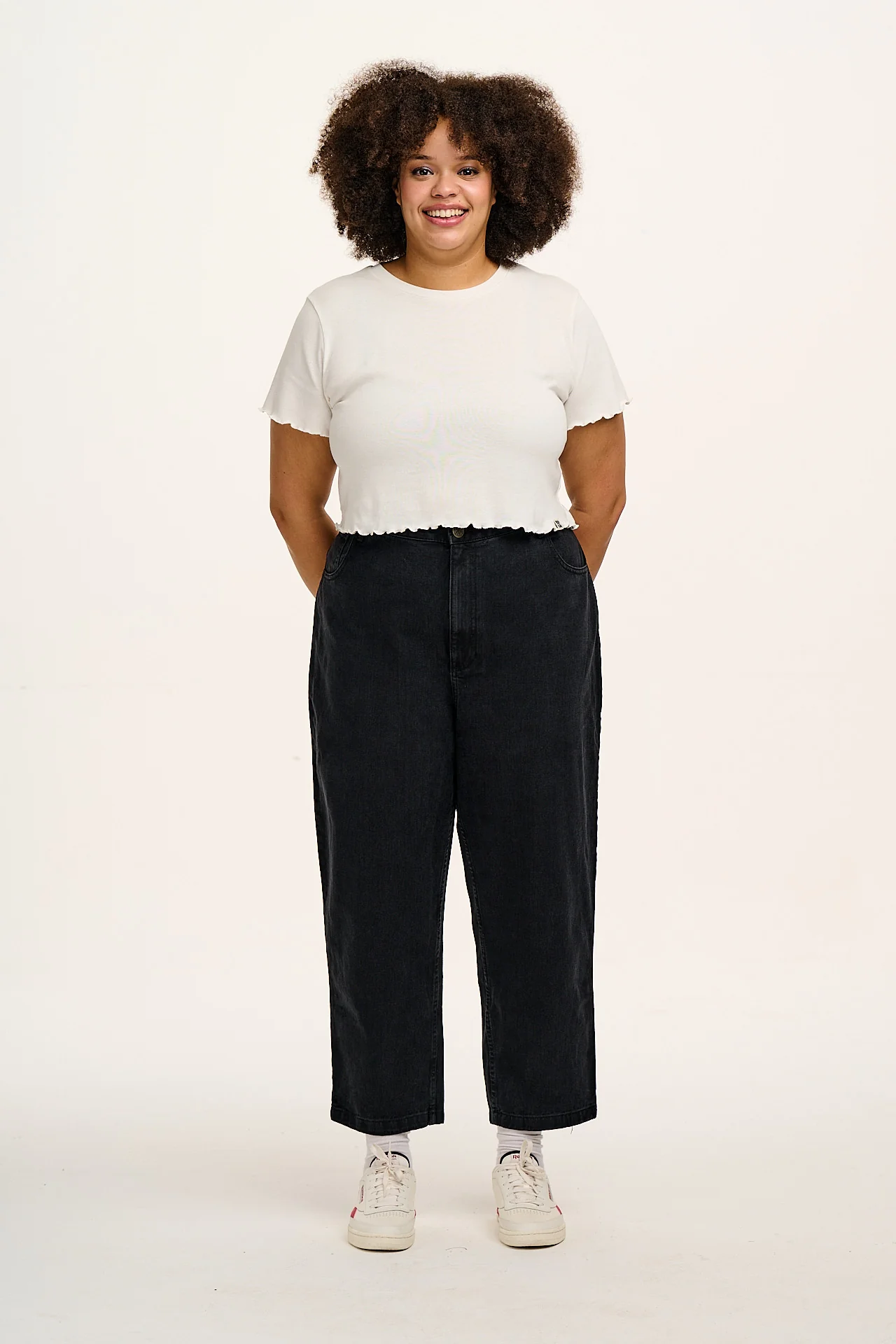 Drew - Cropped Straight Leg Denim Jeans in Washed Black - Image 8