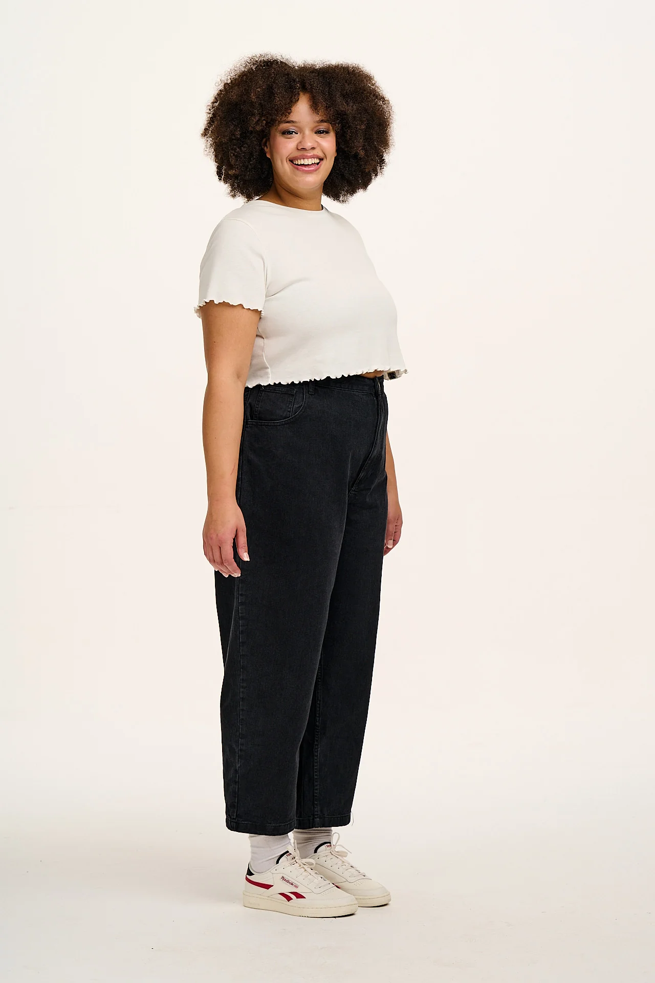 Drew - Cropped Straight Leg Denim Jeans in Washed Black - Image 9