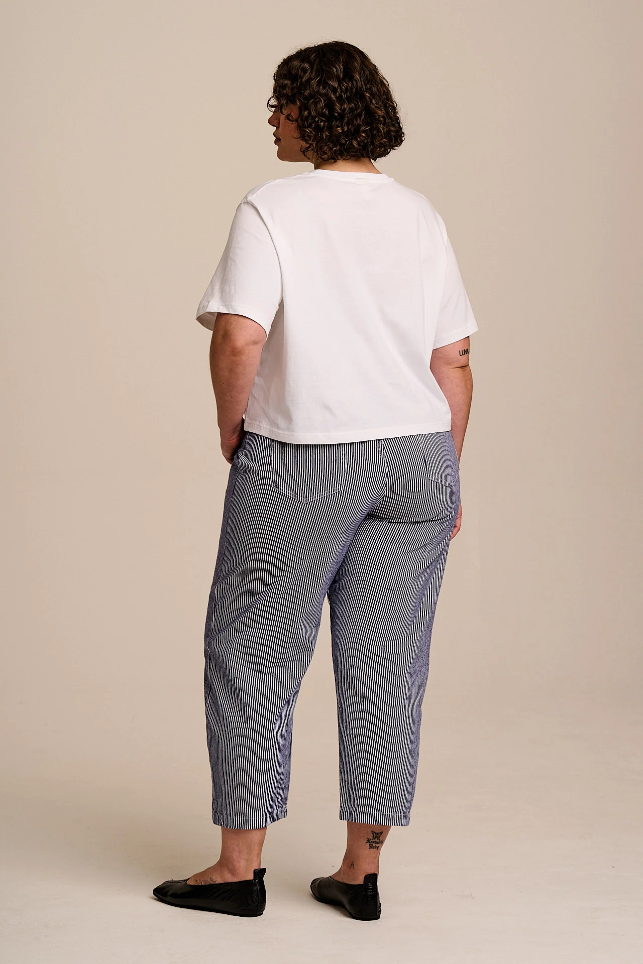 Drew - Cropped Straight Leg Cotton Trousers in Navy Stripe - Image 7
