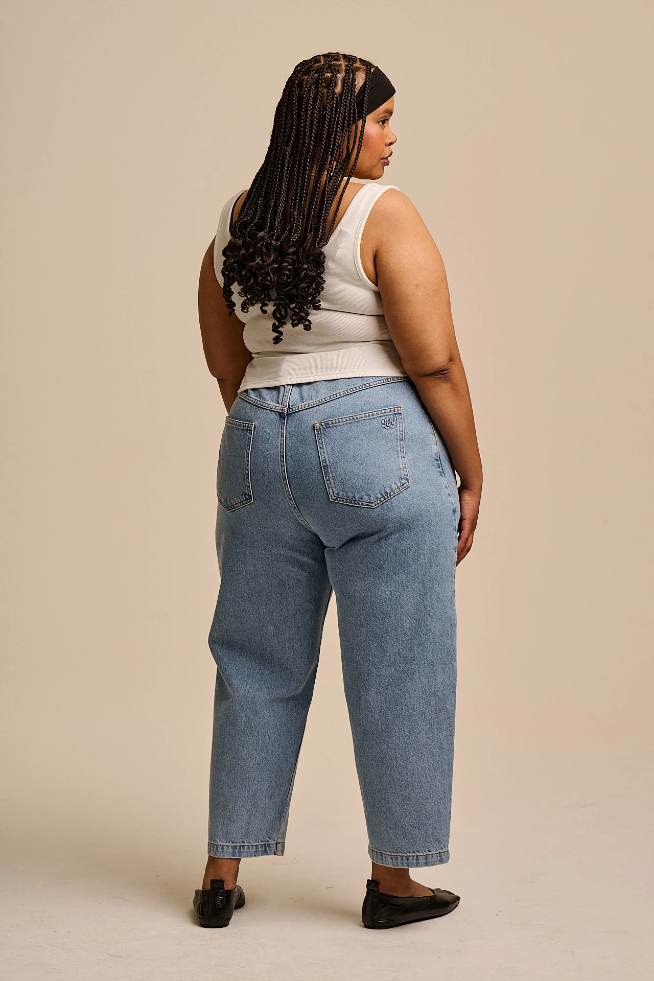 Drew - Cropped Straight Leg Cotton Trousers in Lightwash Blue - Image 4