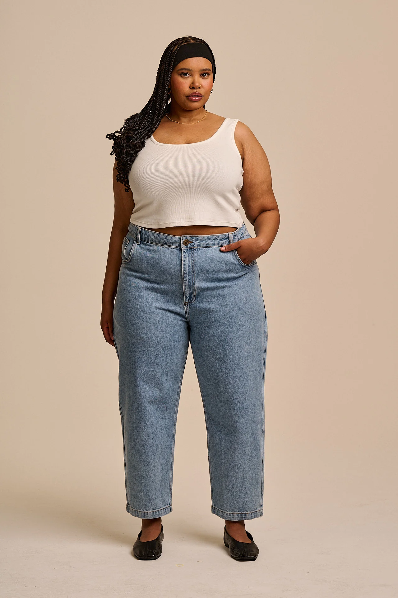 Drew - Cropped Straight Leg Cotton Trousers in Lightwash Blue - Image 5