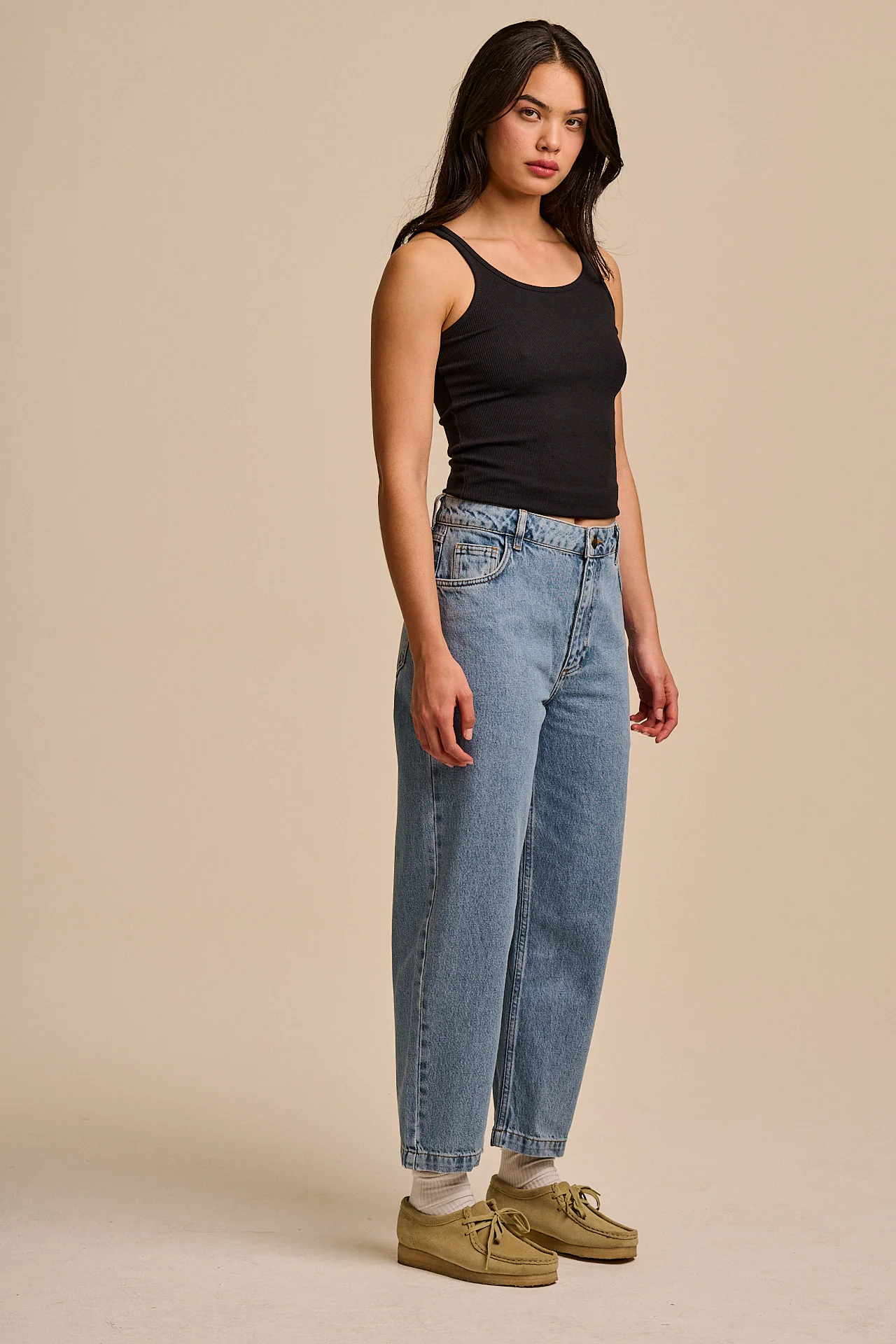 Drew - Cropped Straight Leg Cotton Trousers in Lightwash Blue - Image 6