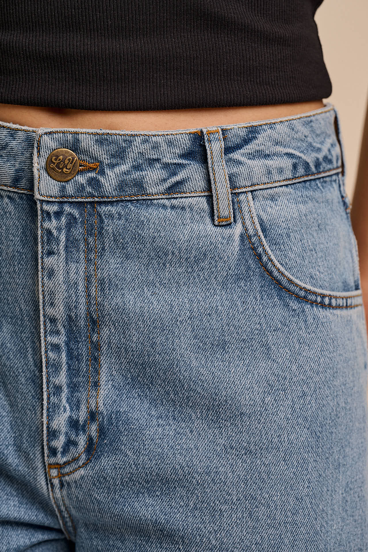 Drew - Cropped Straight Leg Cotton Trousers in Lightwash Blue - Image 8