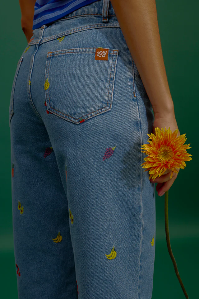 Drew - Cropped Straight Legged Cotton Trousers in Light Wash Veg Embroidery - Image 3