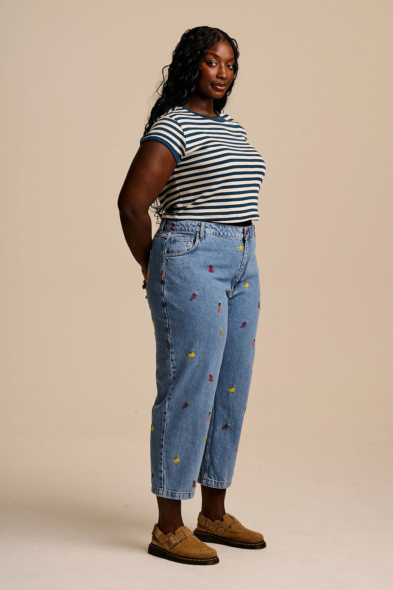 Drew - Cropped Straight Legged Cotton Trousers in Light Wash Veg Embroidery - Image 4