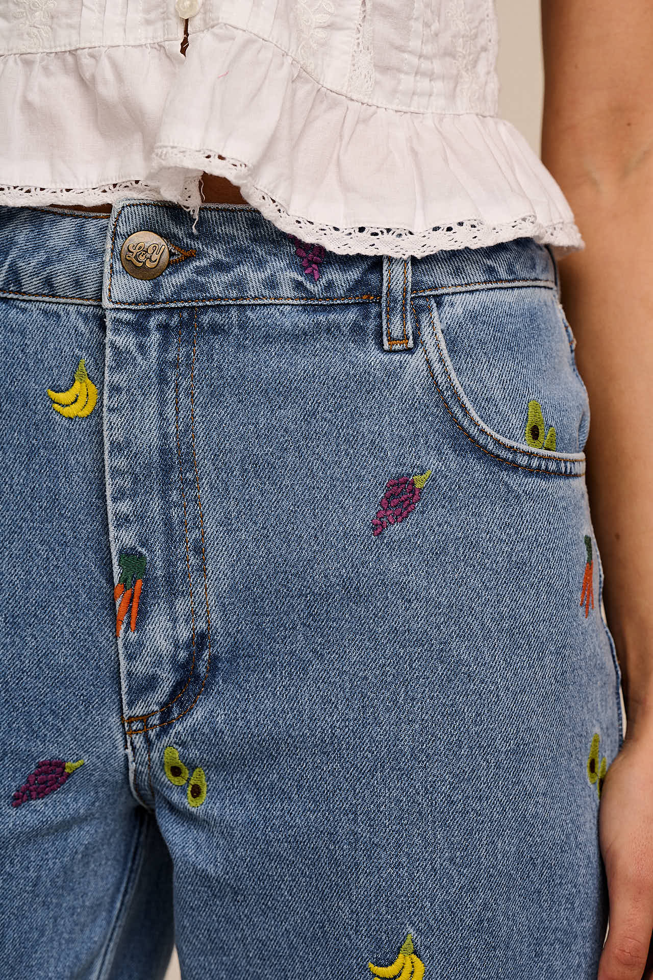 Drew - Cropped Straight Legged Cotton Trousers in Light Wash Veg Embroidery - Image 6