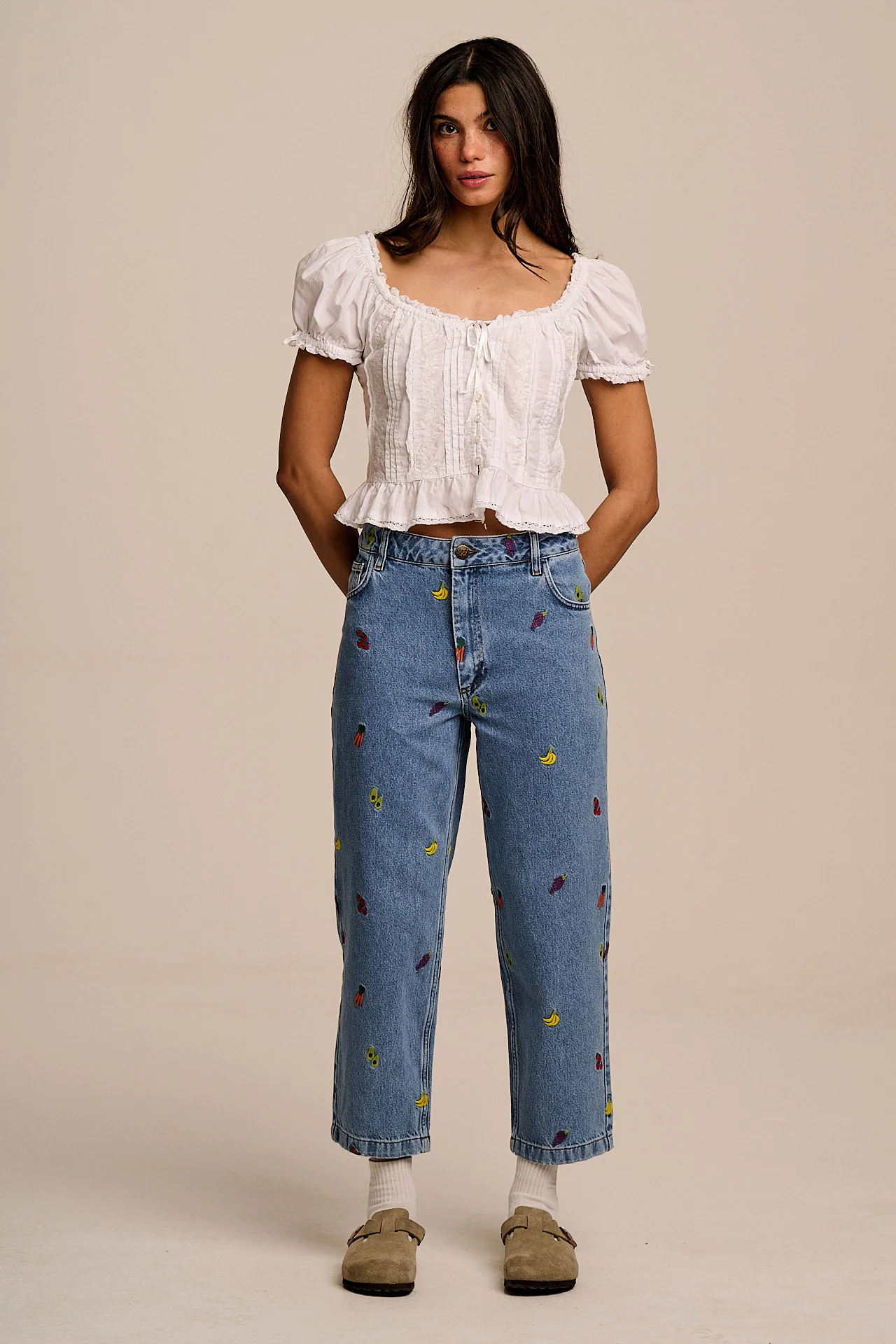 Drew - Cropped Straight Legged Cotton Trousers in Light Wash Veg Embroidery - Image 7
