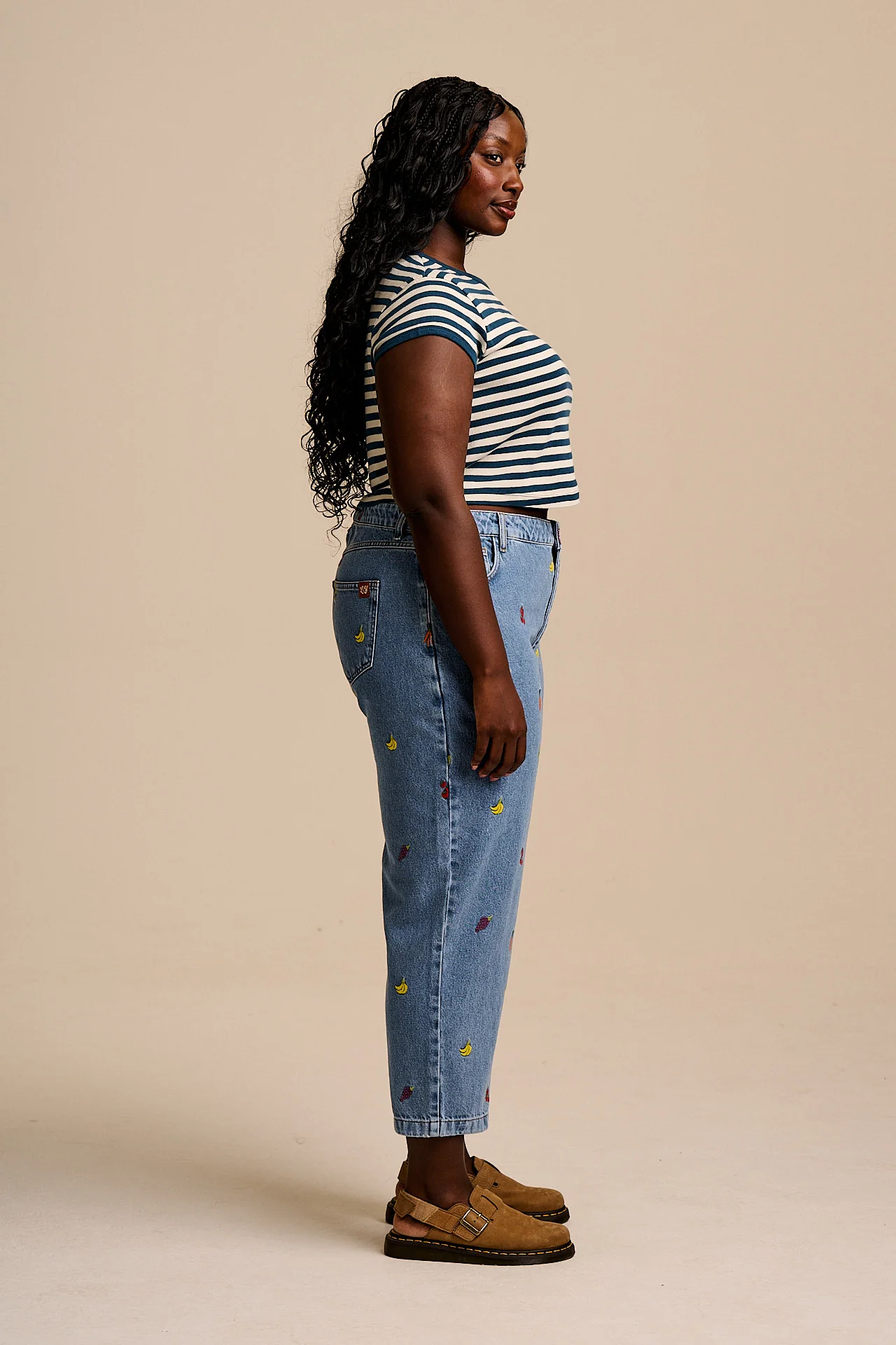 Drew - Cropped Straight Legged Cotton Trousers in Light Wash Veg Embroidery - Image 8