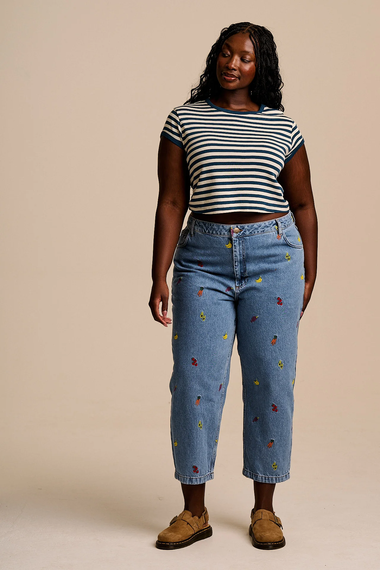 Drew - Cropped Straight Legged Cotton Trousers in Light Wash Veg Embroidery - Image 9