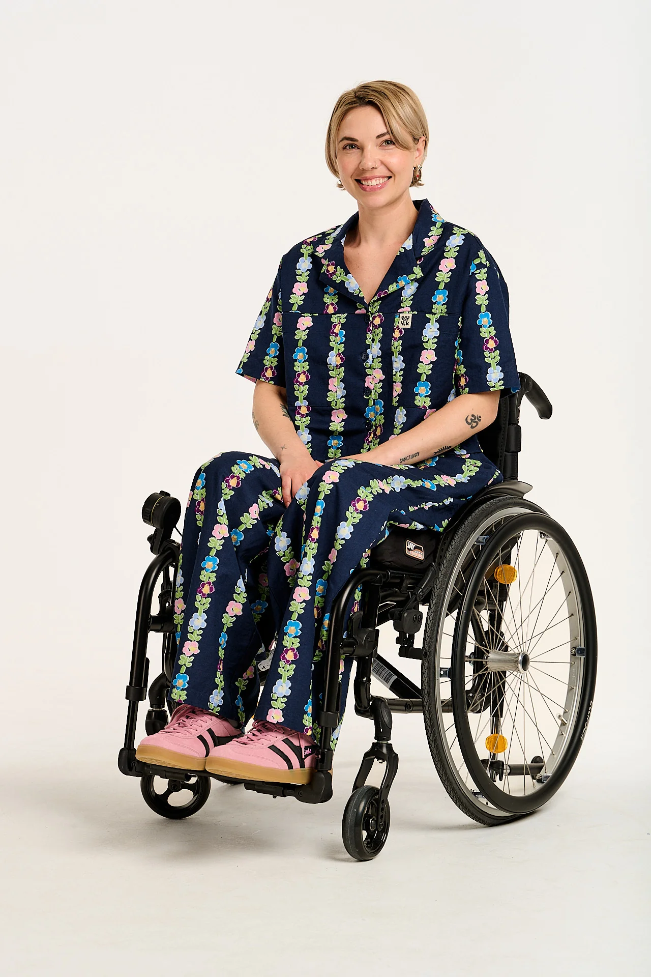 Freddie - Barrel Leg Cotton & Linen Trousers in Navy Island Bloom Print - Image 3