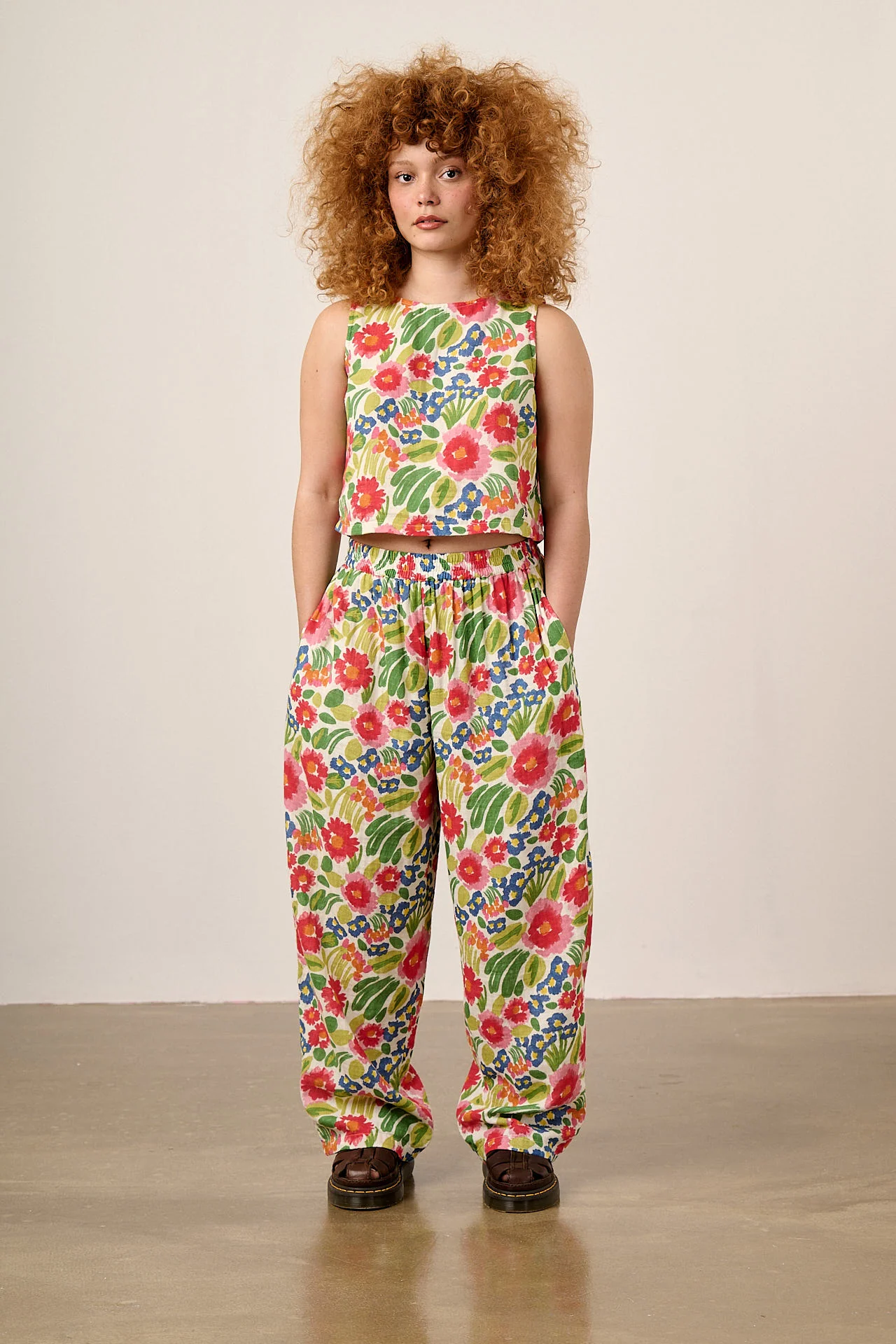 Freddie - Barrel Leg Cotton Trousers in Ivory Marie - Image 4