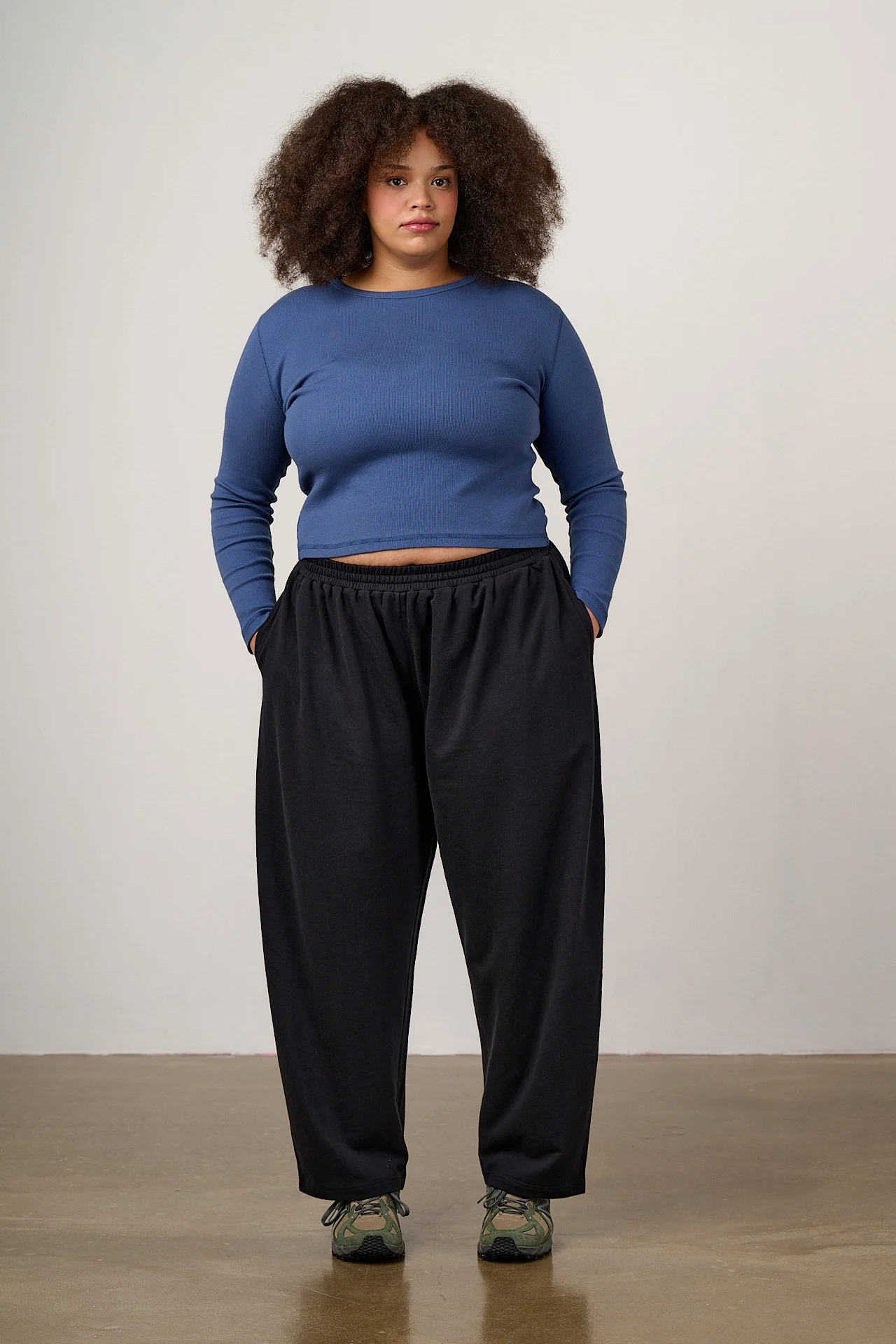 Freddie - Barrel Leg Cotton Jersey Trousers in Black - Image 4