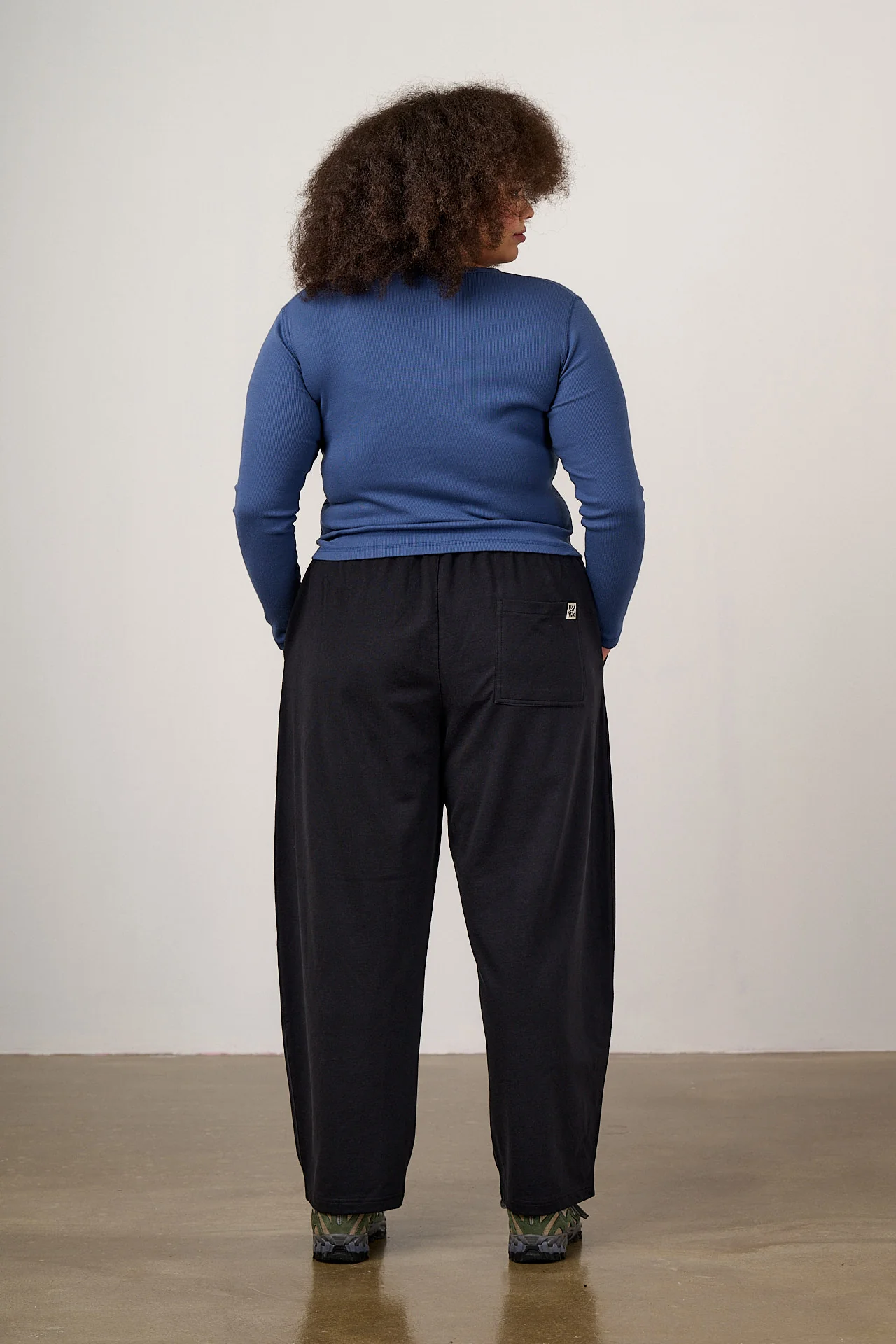 Freddie - Barrel Leg Cotton Jersey Trousers in Black - Image 5