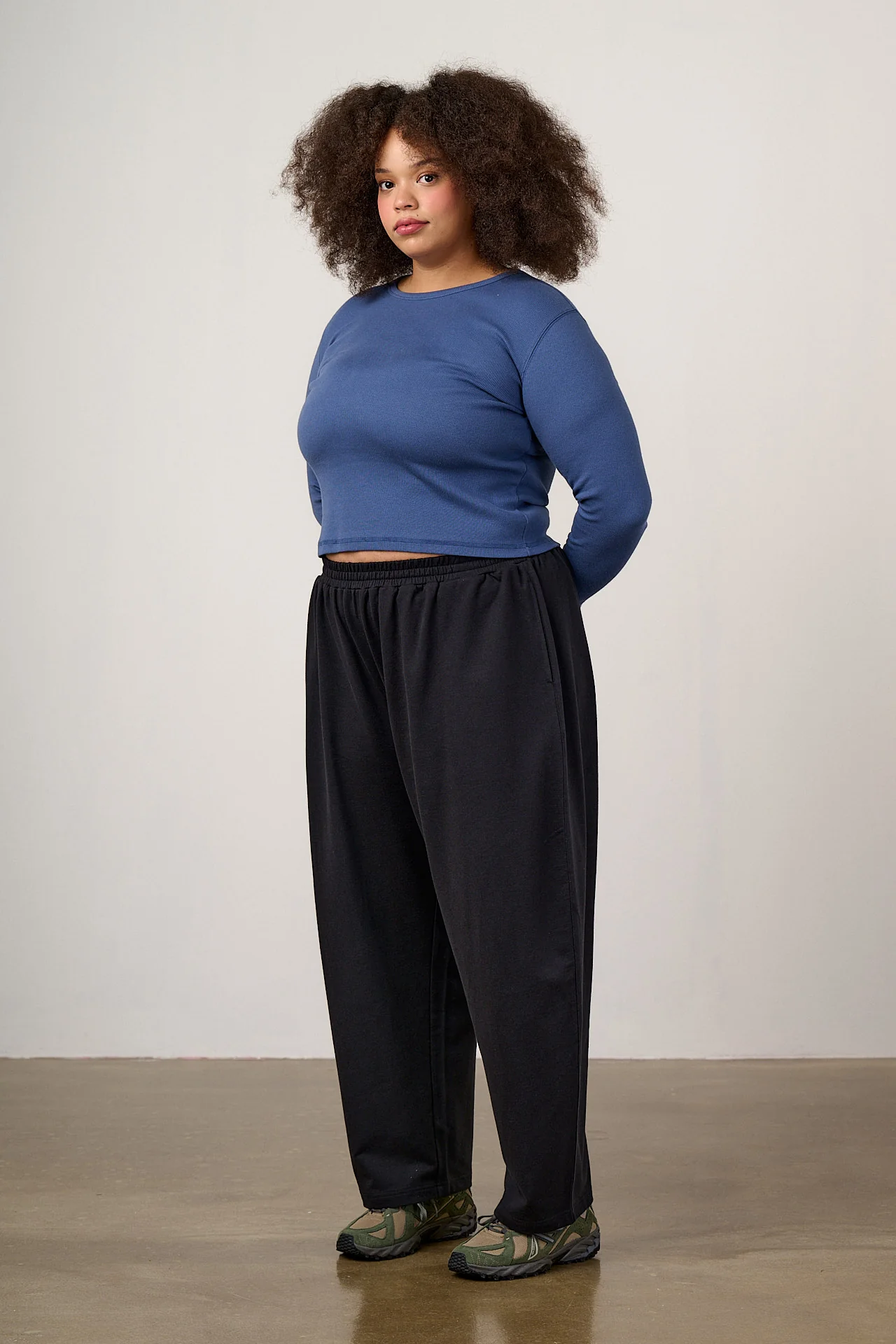 Freddie - Barrel Leg Cotton Jersey Trousers in Black - Image 6