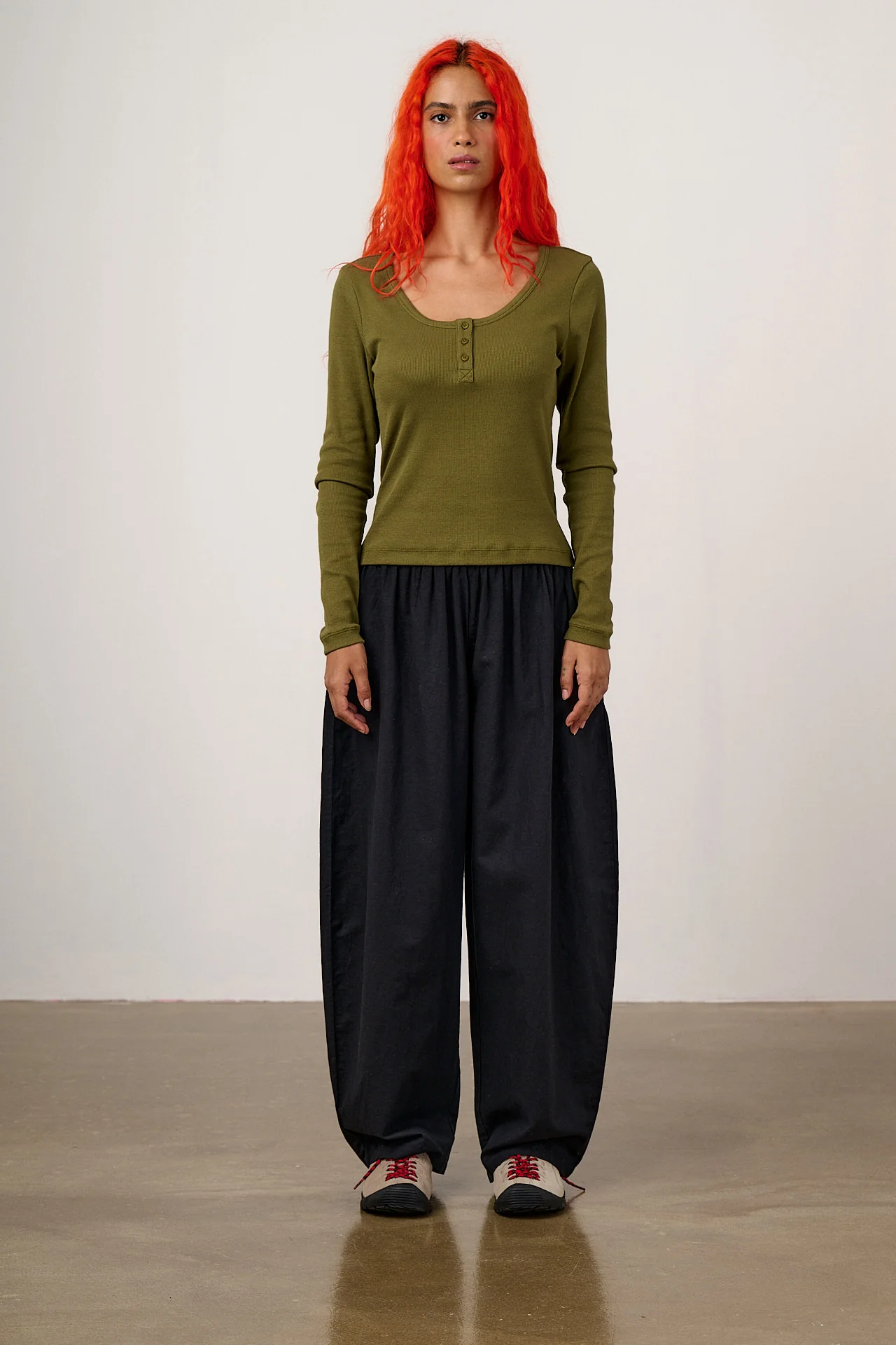Freddie - Barrel Leg Cotton & Linen Trousers in Black - Image 3