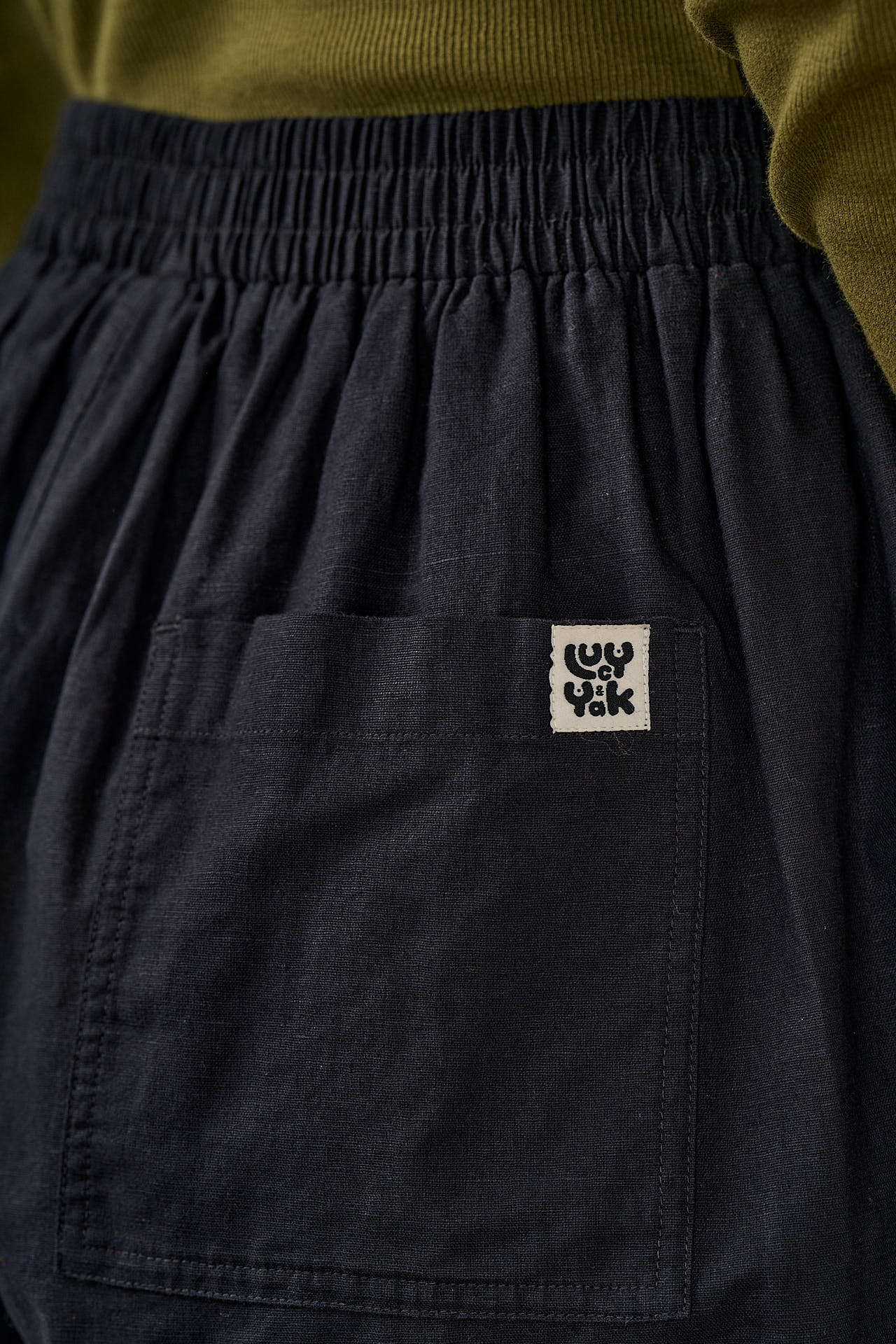 Freddie - Barrel Leg Cotton & Linen Trousers in Black - Image 4