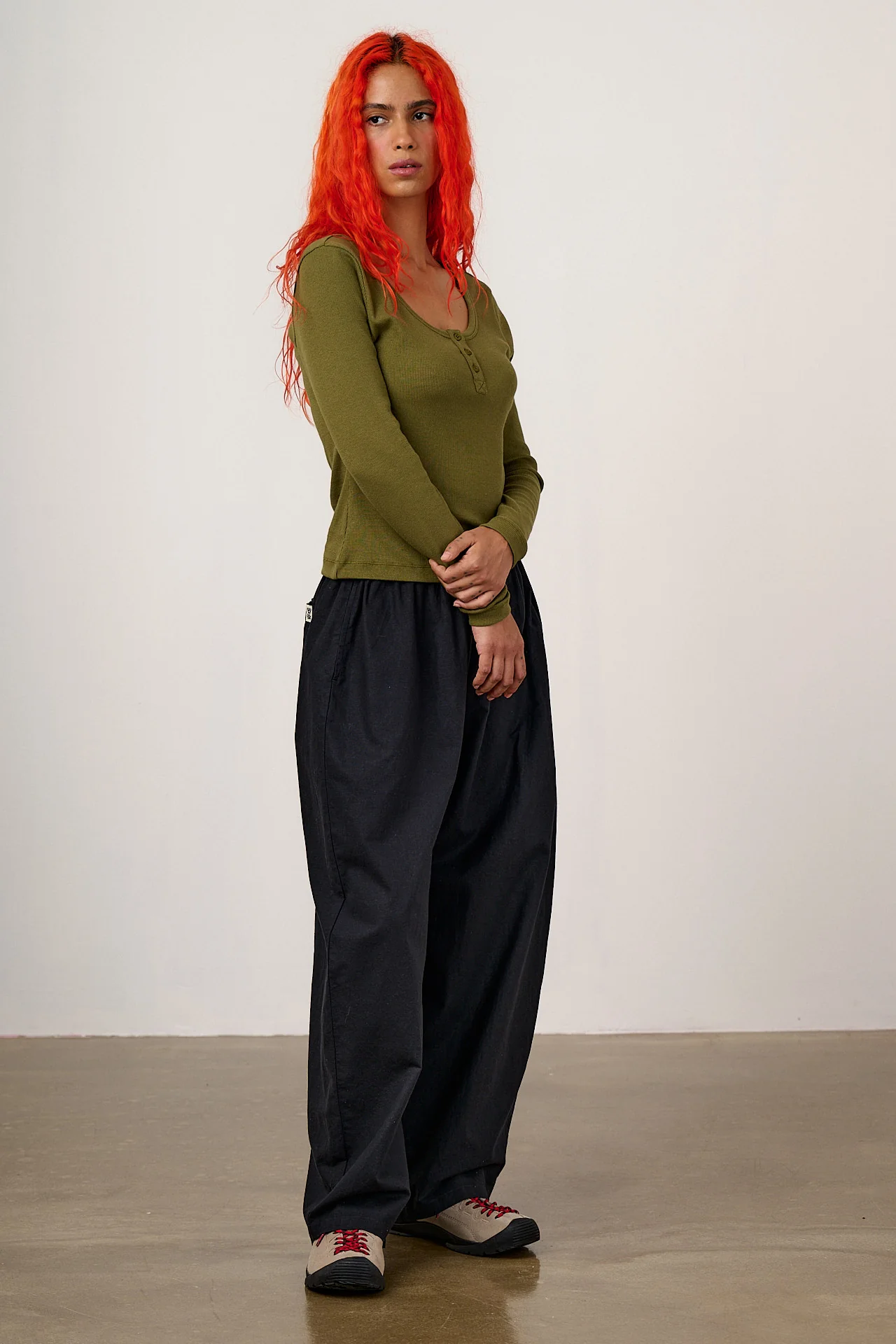 Freddie - Barrel Leg Cotton & Linen Trousers in Black - Image 5