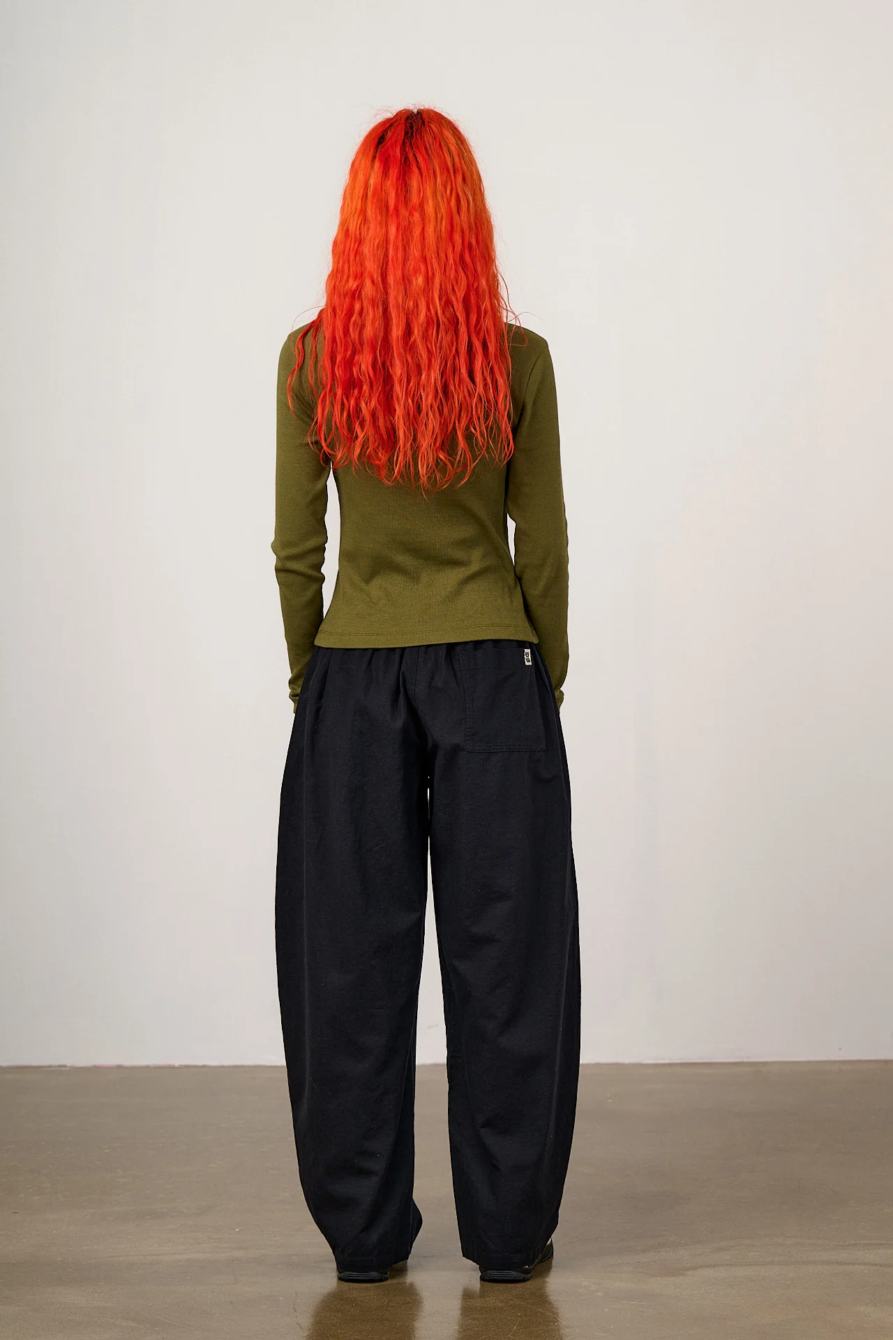 Freddie - Barrel Leg Cotton & Linen Trousers in Black - Image 6