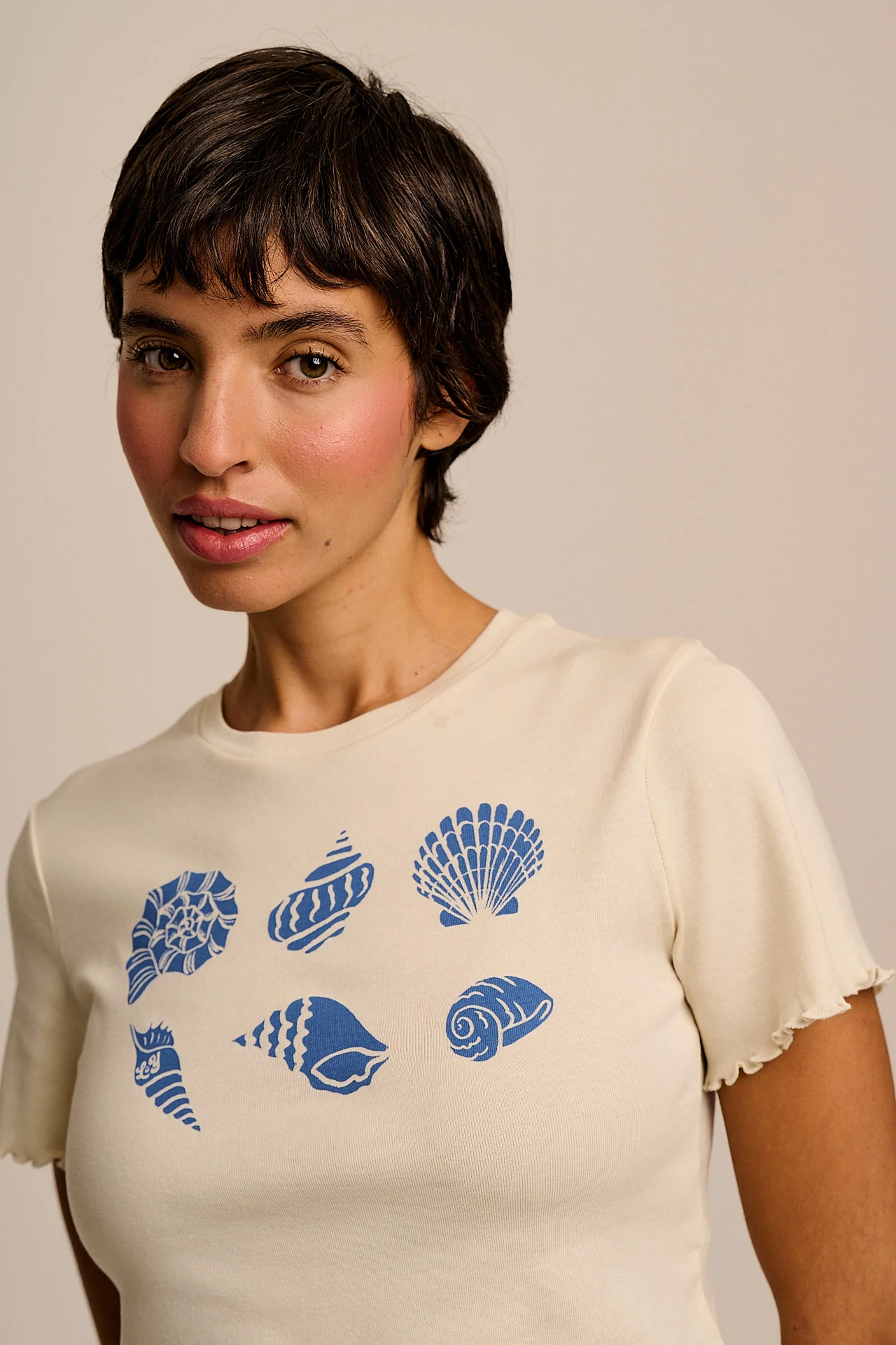 Greta - Cropped Cotton Top in Ecru Shell Print - Image 2