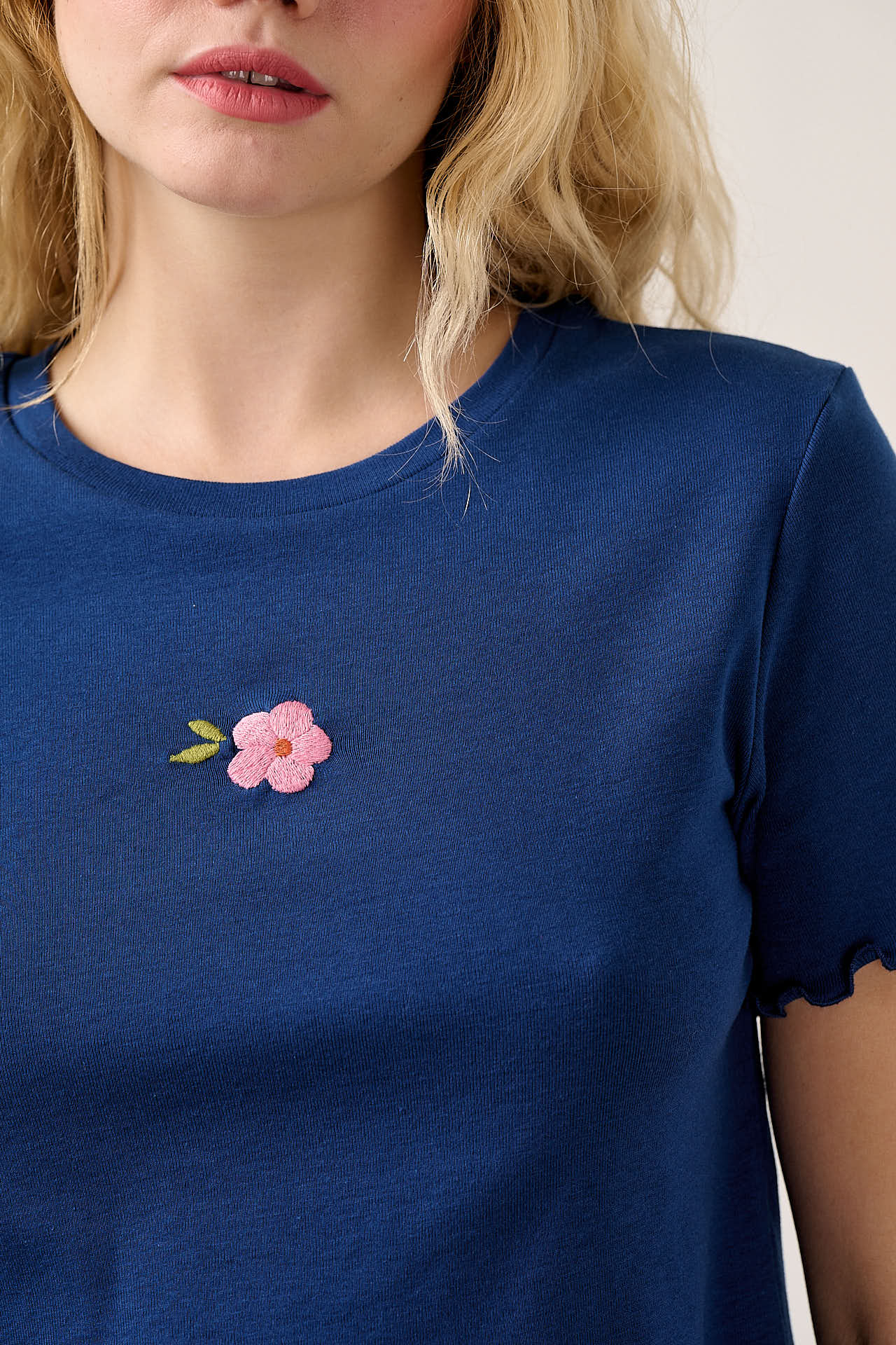 Greta - Cropped Cotton Top in Navy with Flower Embroidery - Image 2