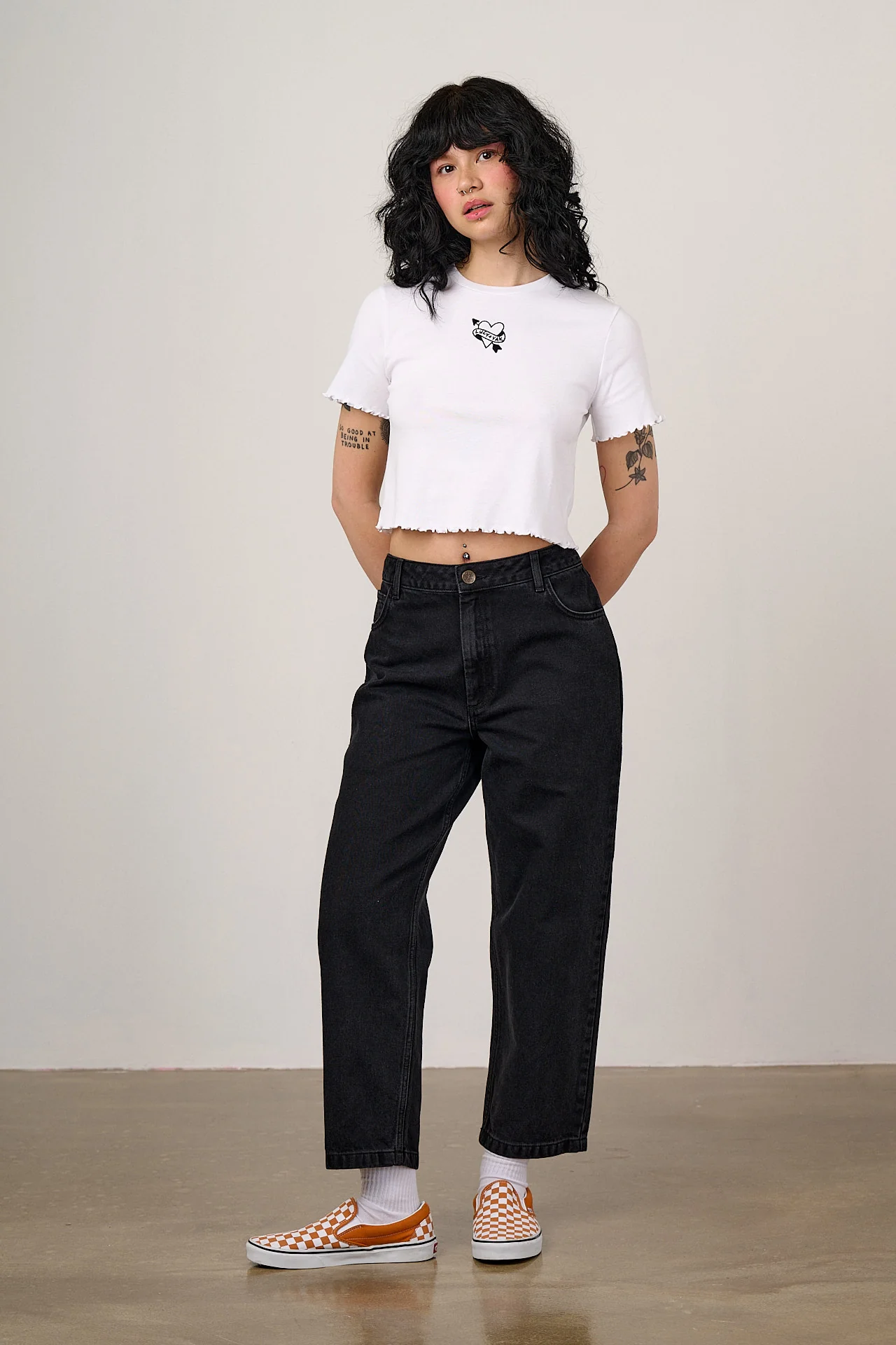 Greta - Cropped Cotton Top in White with Tattoo Heart Embroidery - Image 3