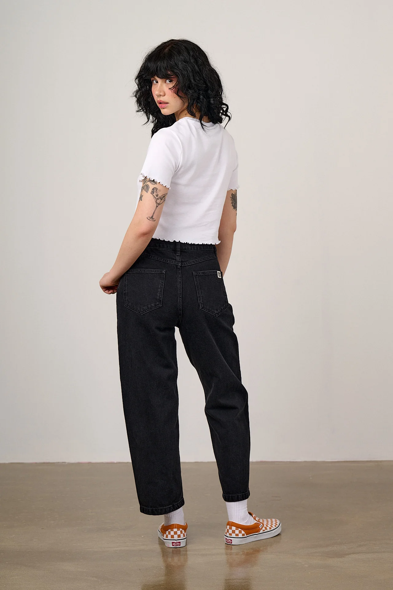 Greta - Cropped Cotton Top in White with Tattoo Heart Embroidery - Image 5