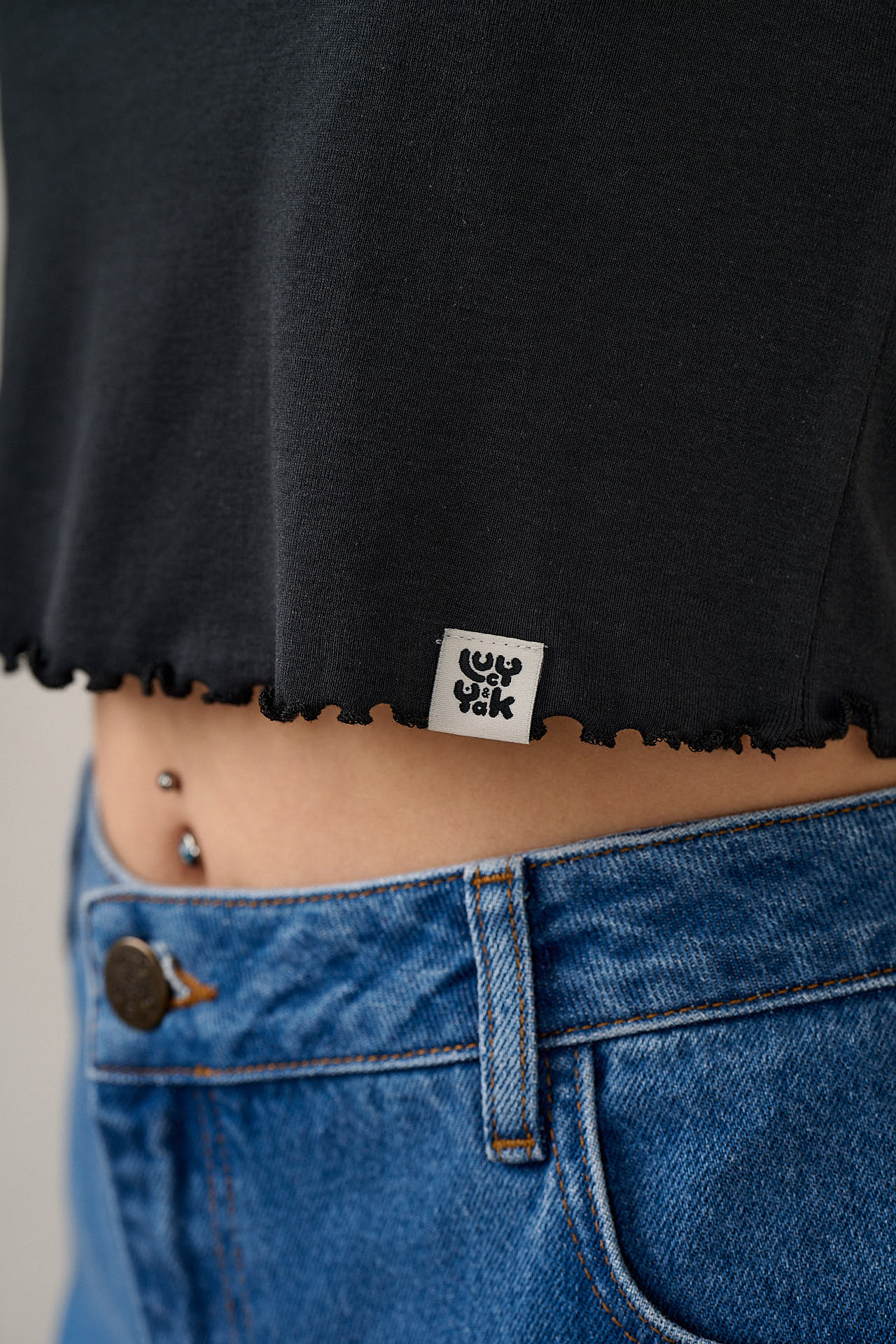 Greta - Cropped Cotton Top in Black - Image 2
