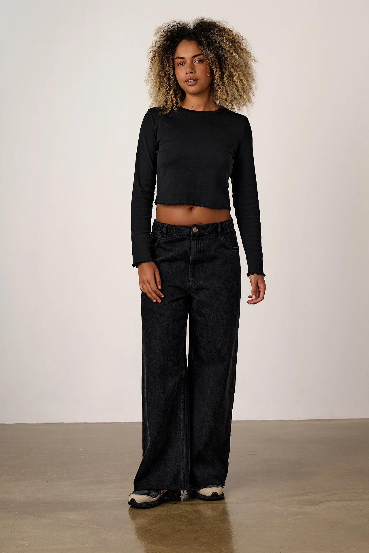Hansel - Long Sleeve Cotton Crop Top in Black - Image 3