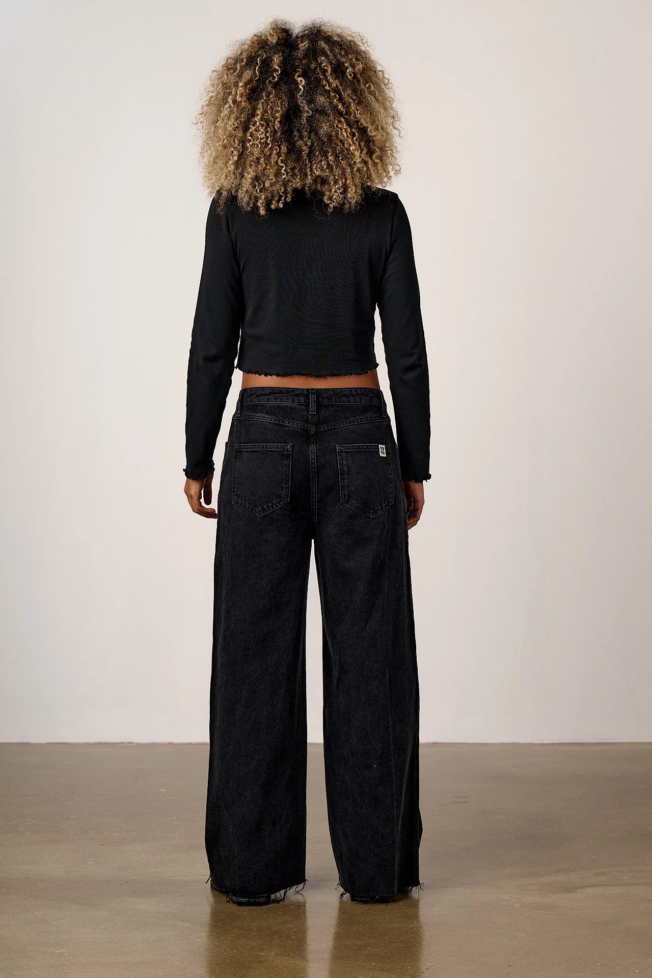 Hansel - Long Sleeve Cotton Crop Top in Black - Image 4
