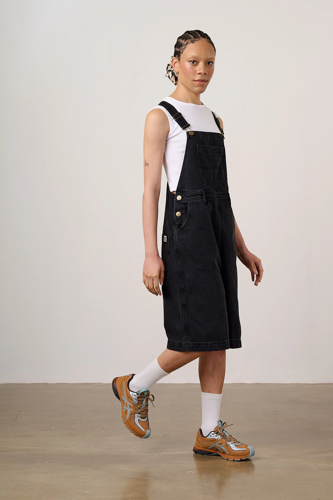 Jara - Denim Dungarees Shorts in Black Wash - Image 3