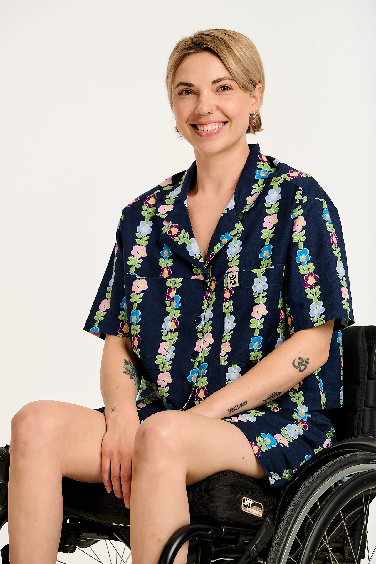 Jessie - Cotton & Linen Shorts in Navy Island Bloom Floral Print - Image 2