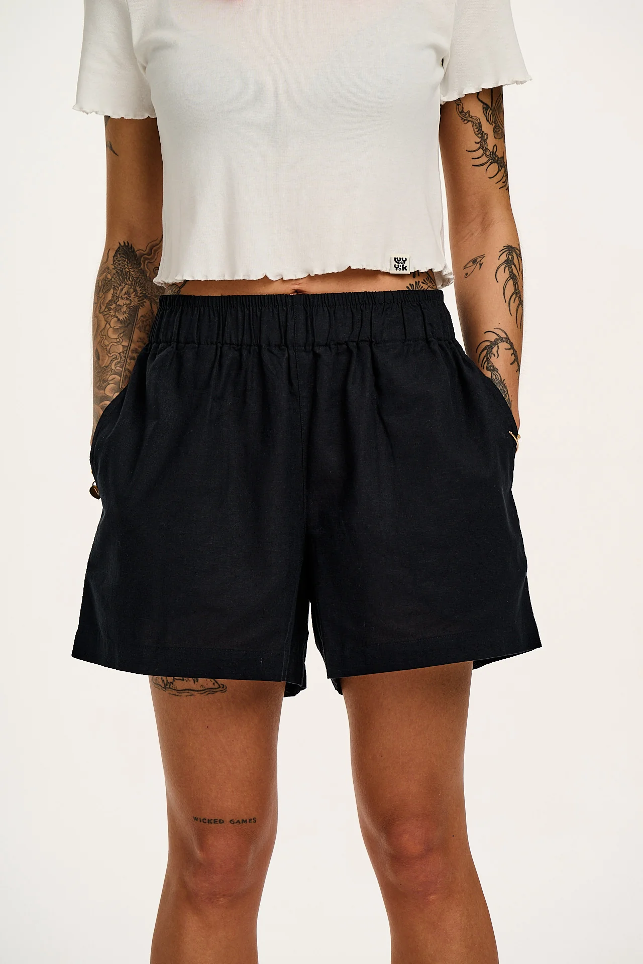 Jessie - Cotton & Linen Shorts in Black - Image 2