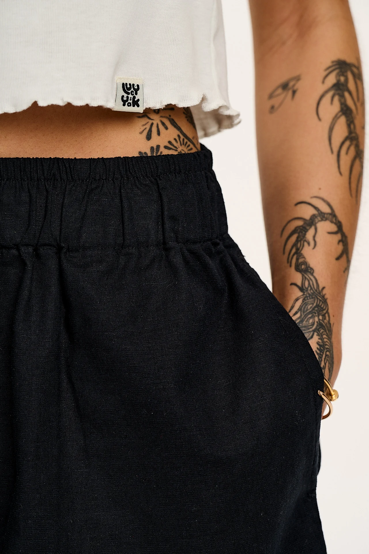 Jessie - Cotton & Linen Shorts in Black - Image 4