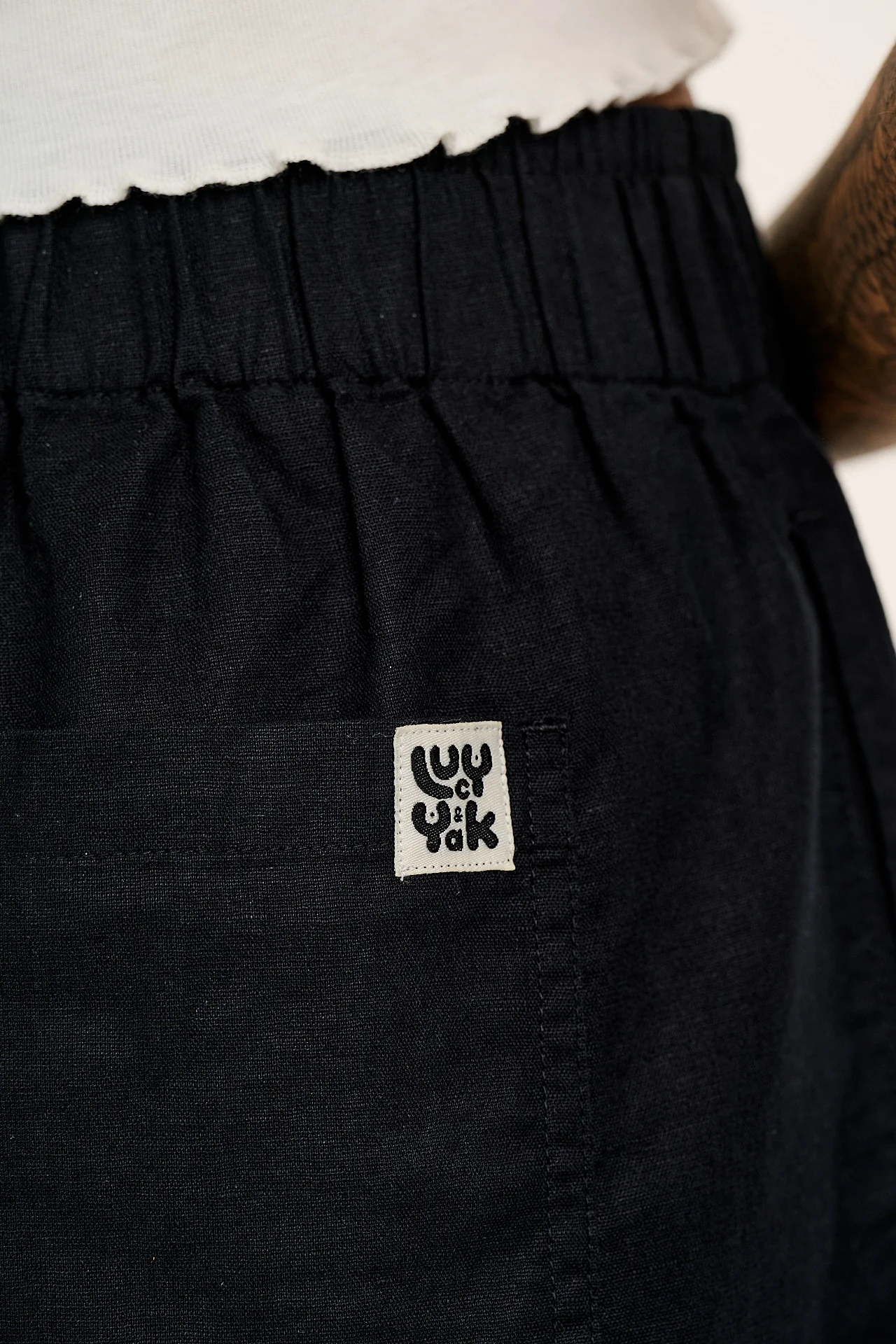 Jessie - Cotton & Linen Shorts in Black - Image 5