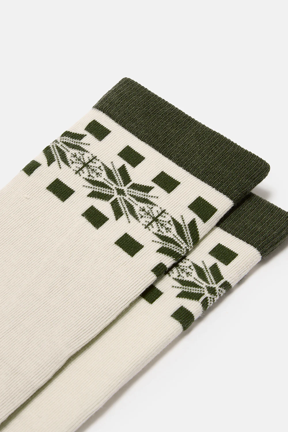 JoJo - Cotton Socks in Green & Ecru Snowflake - Image 2
