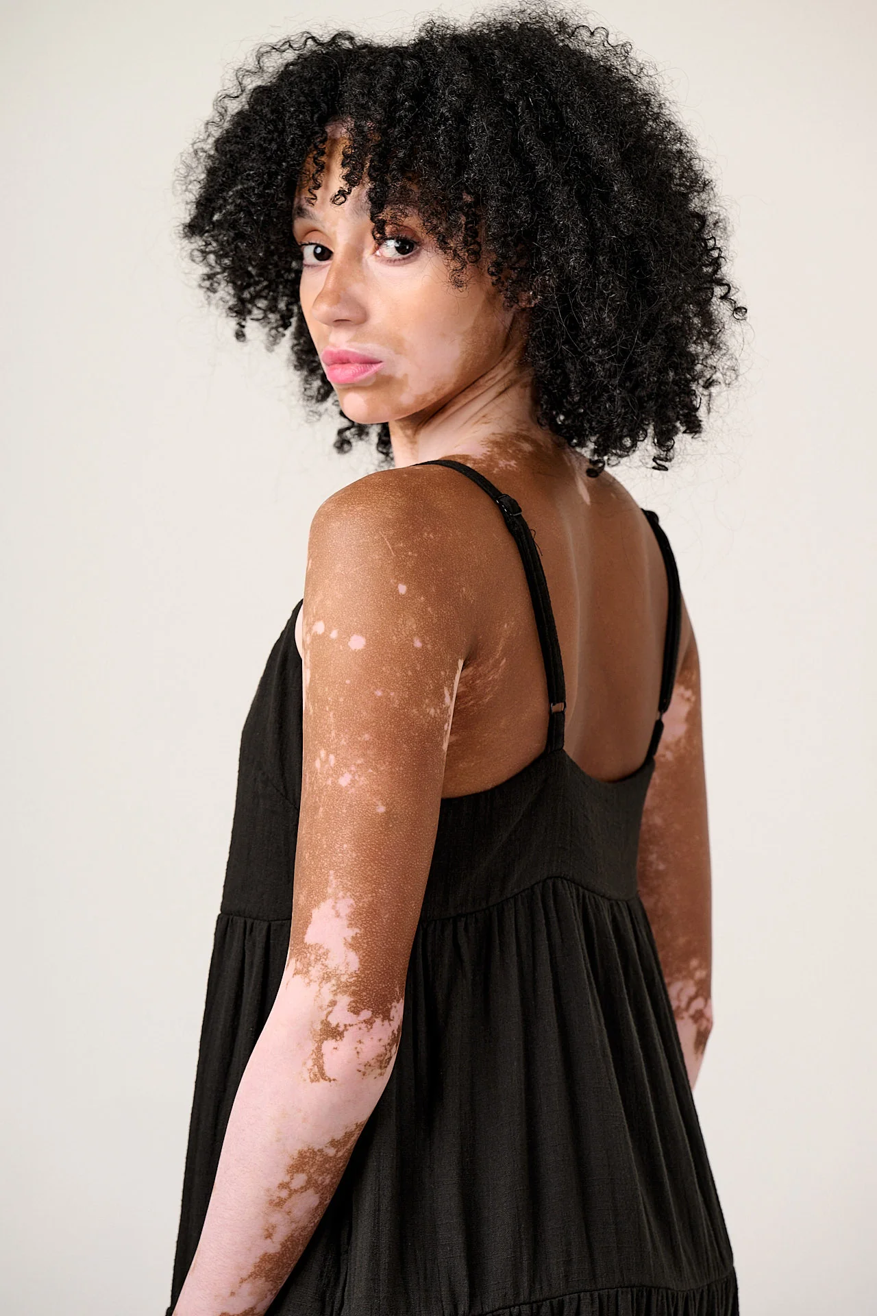 Mable - Cotton Dress in Black - Image 3