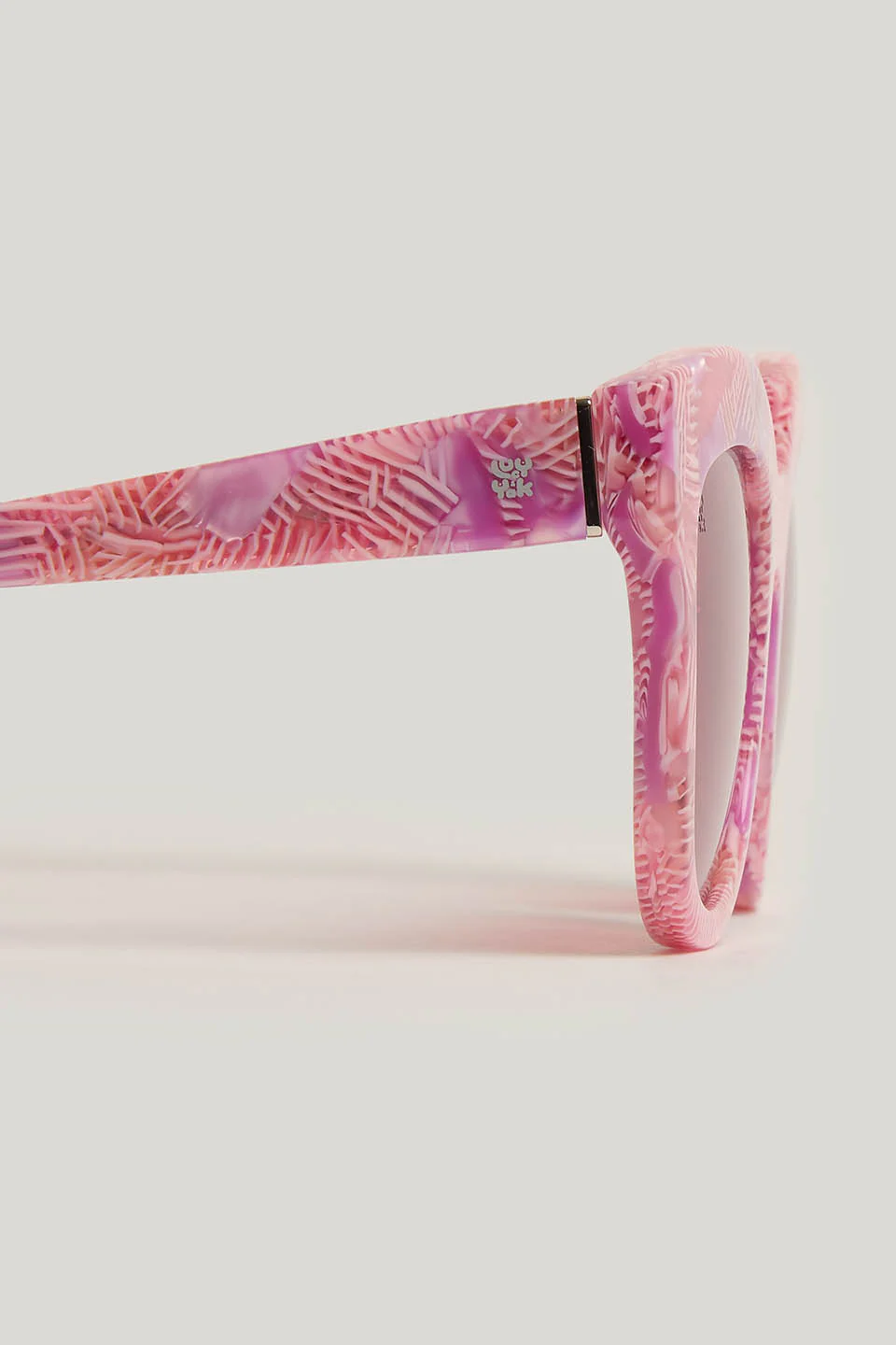 Mizuri - Cat Eye Sunglasses in Pink - Image 4